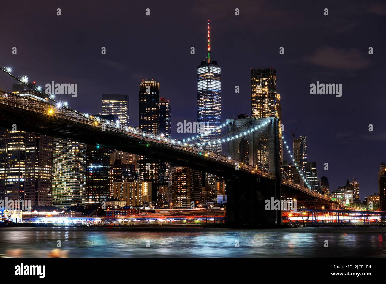 Brooklyn bridge and Manhattan at night in New York City Stock Photo