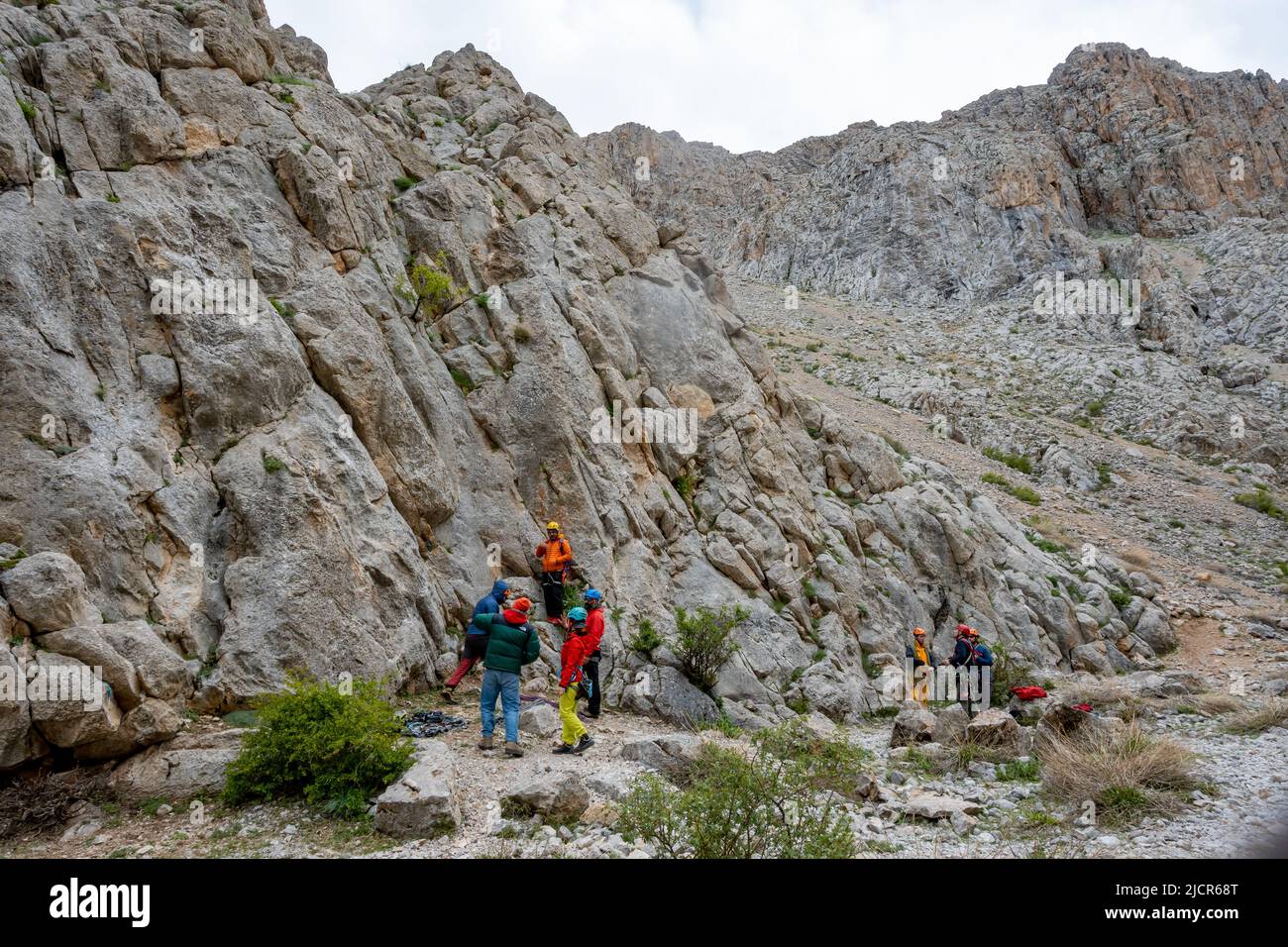 Rock climbers challenging the limestone walls at Kazıklıali Kanyonu. Niğde, Türkiye. Stock Photo