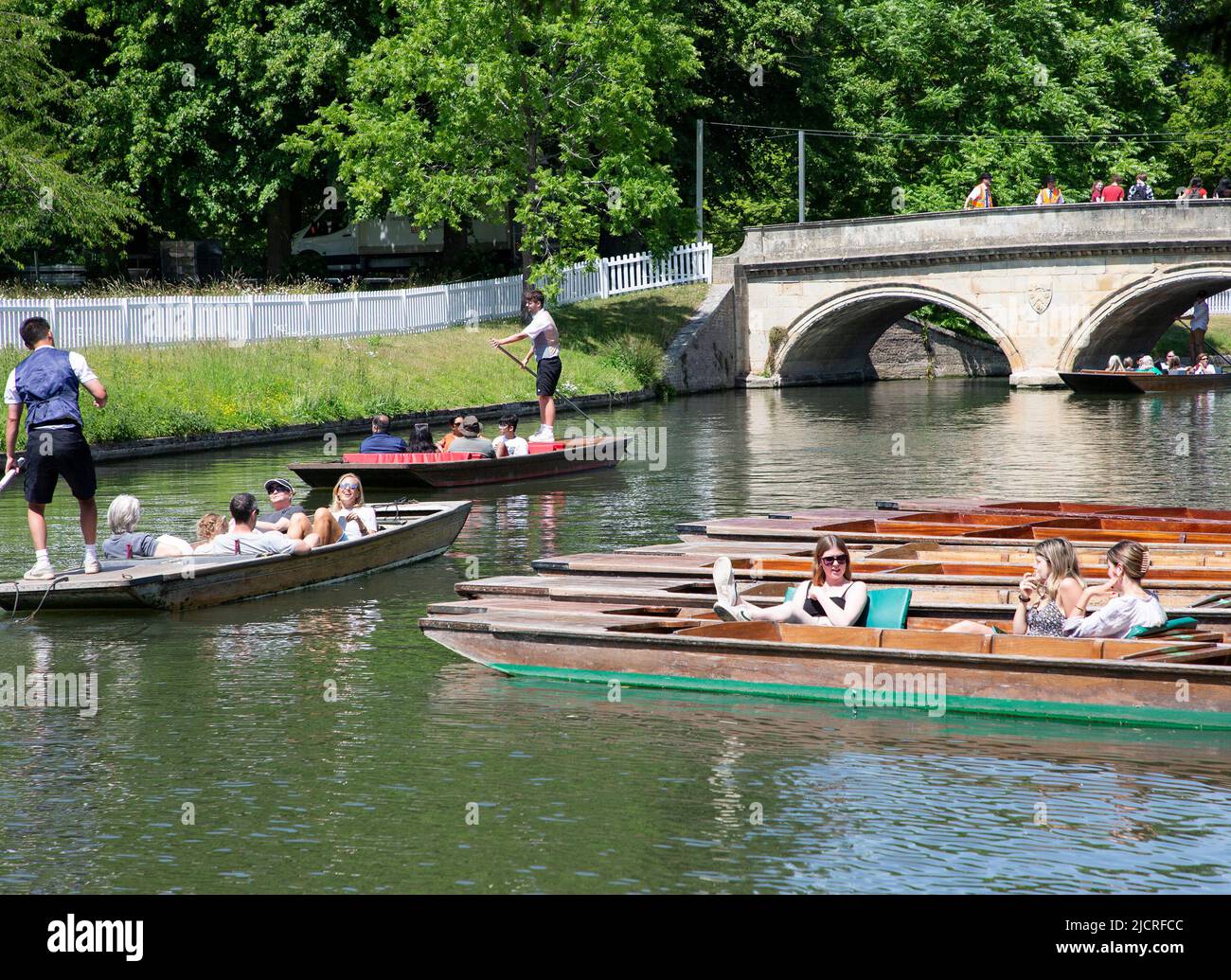 Cambridge,UK 15th June June 2022. Tourists and students enjoy the hot weather punting on the River Cam in Cambridge. Credit: Jason Mitchell/Alamy Live News. Stock Photo