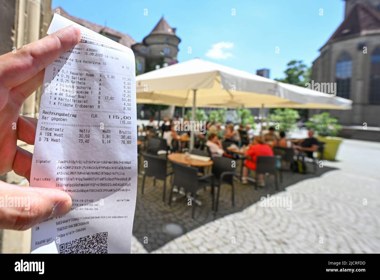 Stuttgart, Germany. 15th June, 2022. A waitress holds a bill with two different VAT rates for drinks and food in a restaurant in Stuttgart (posed scene). Restaurateurs in the southwest plead for a permanent reduction of the value-added tax in their industry. (to dpa 'Gastronomen: Bei Mehrwertsteuer dauerhaft entlastet werden') Credit: Bernd Weißbrod/dpa/Alamy Live News Stock Photo