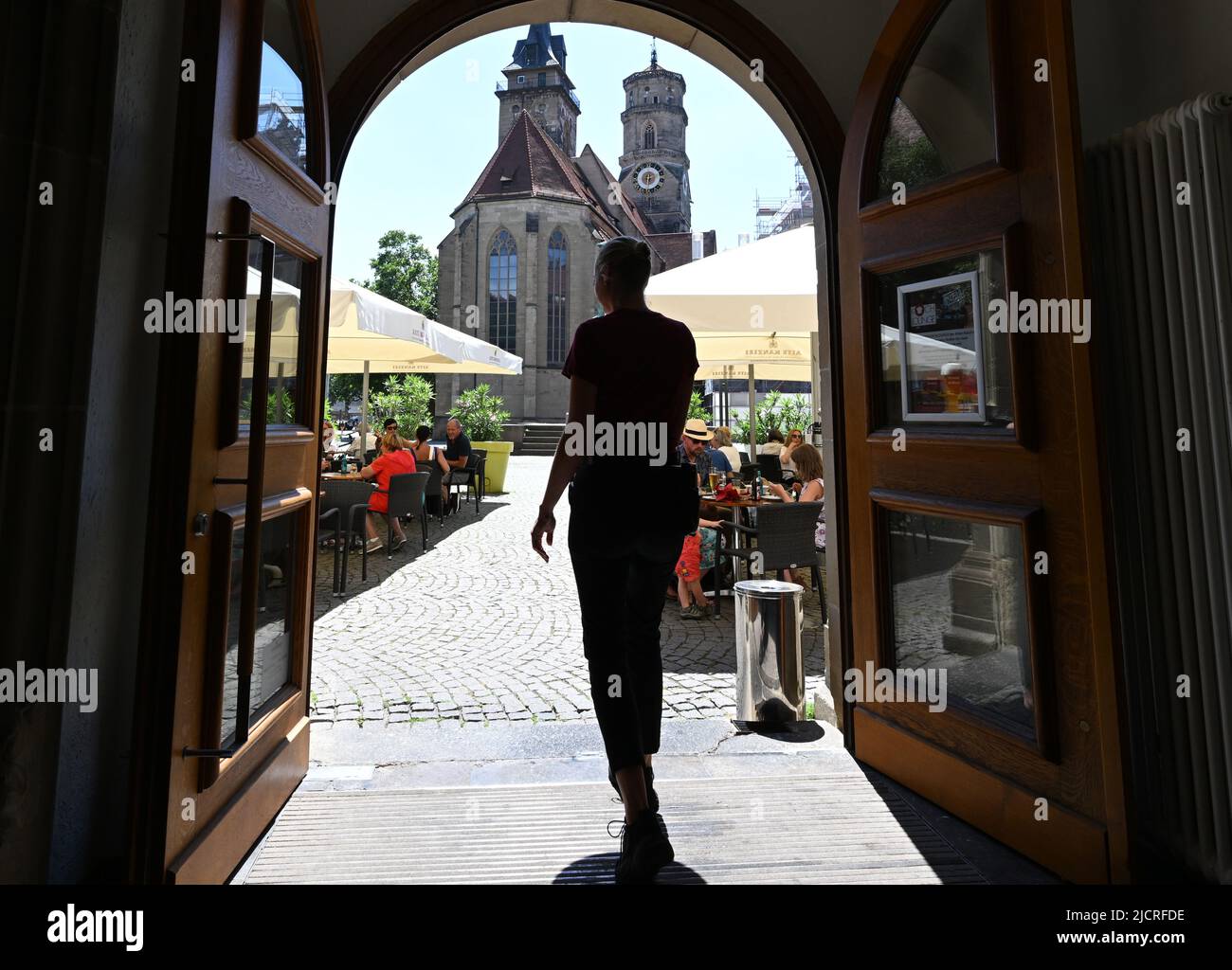 Stuttgart, Germany. 15th June, 2022. A waitress in a restaurant in Stuttgart carries a tray with drinks. Restaurateurs in the southwest are calling for a permanent reduction in the value-added tax in their industry. (to dpa 'Gastronomen: Bei Mehrwertsteuer dauerhaft entlastet werden') Credit: Bernd Weißbrod/dpa/Alamy Live News Stock Photo