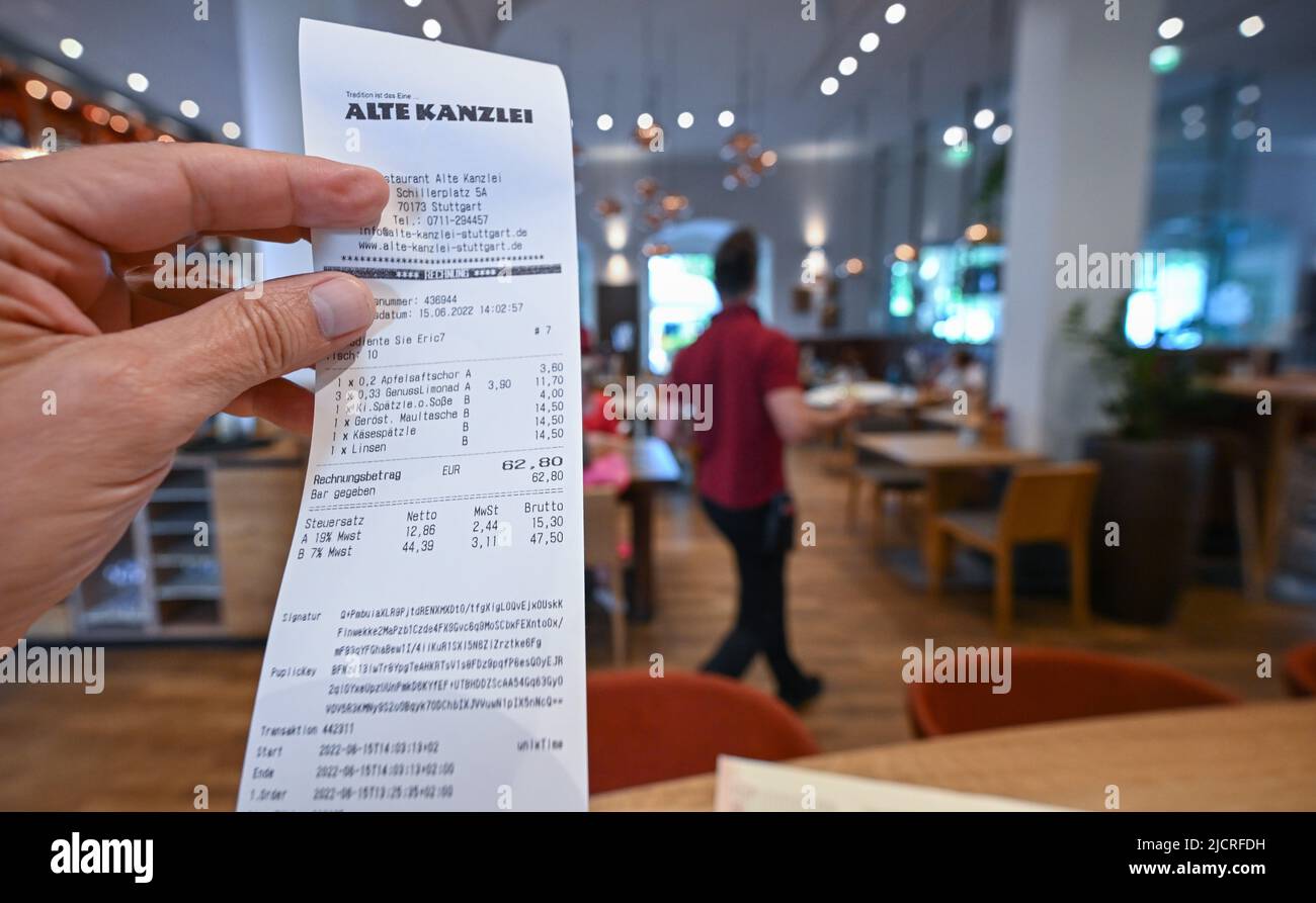Stuttgart, Germany. 15th June, 2022. A hand holds a bill with two different VAT rates for drinks and food in a restaurant in Stuttgart (posed scene). Restaurateurs in the southwest plead for a permanent reduction of the value-added tax in their industry. (to dpa 'Gastronomen: Bei Mehrwertsteuer dauerhaft entlastet werden') Credit: Bernd Weißbrod/dpa/Alamy Live News Stock Photo