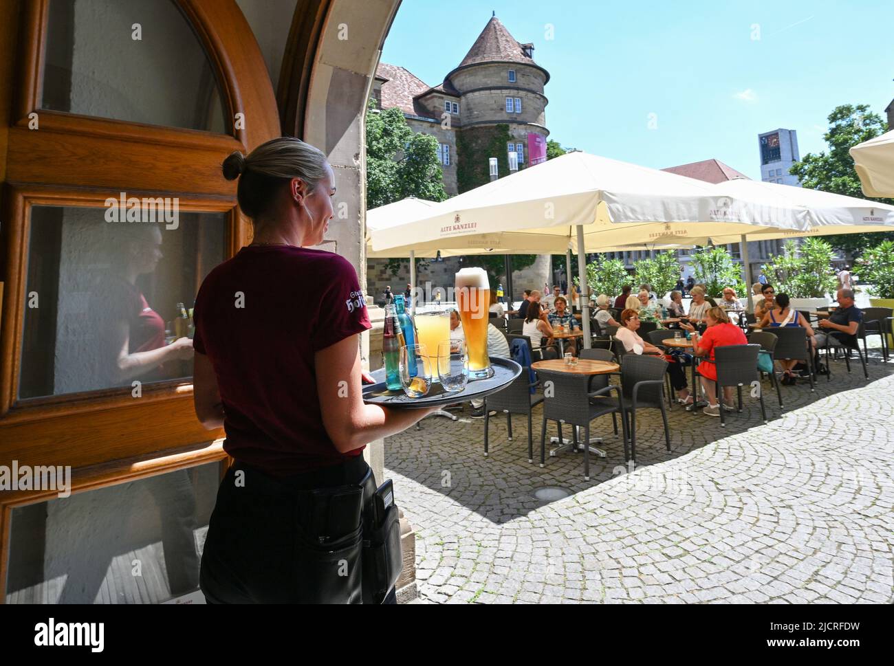 Stuttgart, Germany. 15th June, 2022. A waitress in a restaurant in Stuttgart carries a tray with drinks. Restaurateurs in the southwest are calling for a permanent reduction in value-added tax in their industry. (to dpa 'Gastronomen: Bei Mehrwertsteuer dauerhaft entlastet werden') Credit: Bernd Weißbrod/dpa/Alamy Live News Stock Photo