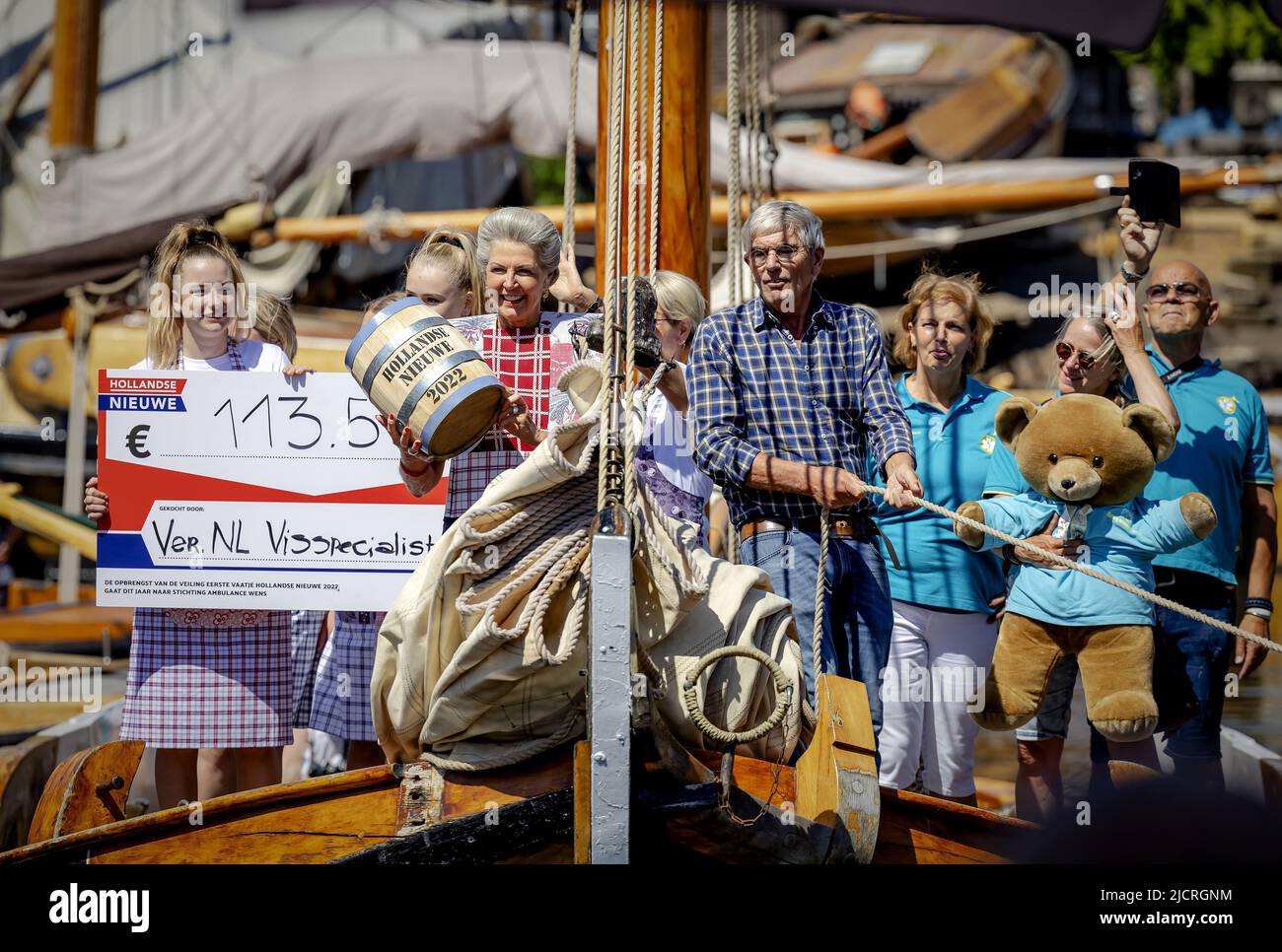 20220615 150420 BUNSCHOTENSPAKENBURG A botter brings the first