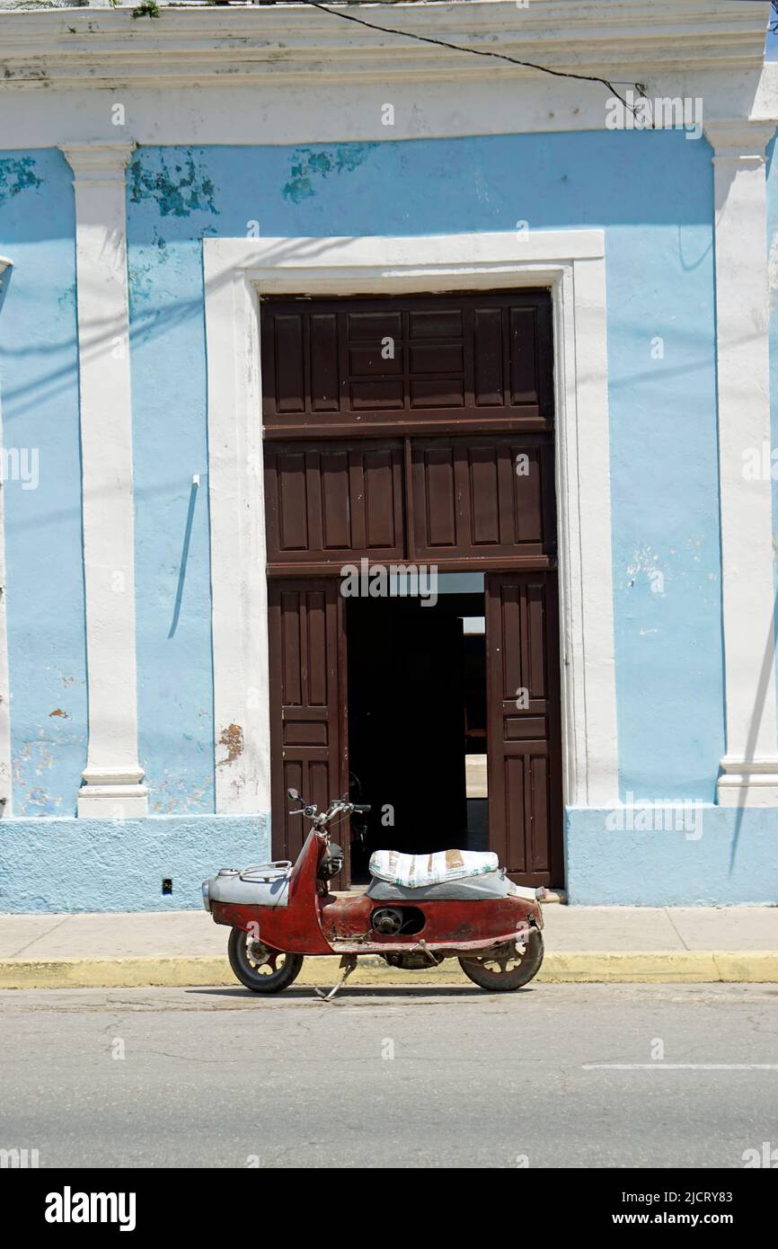 old moped in the streets of havana Stock Photo