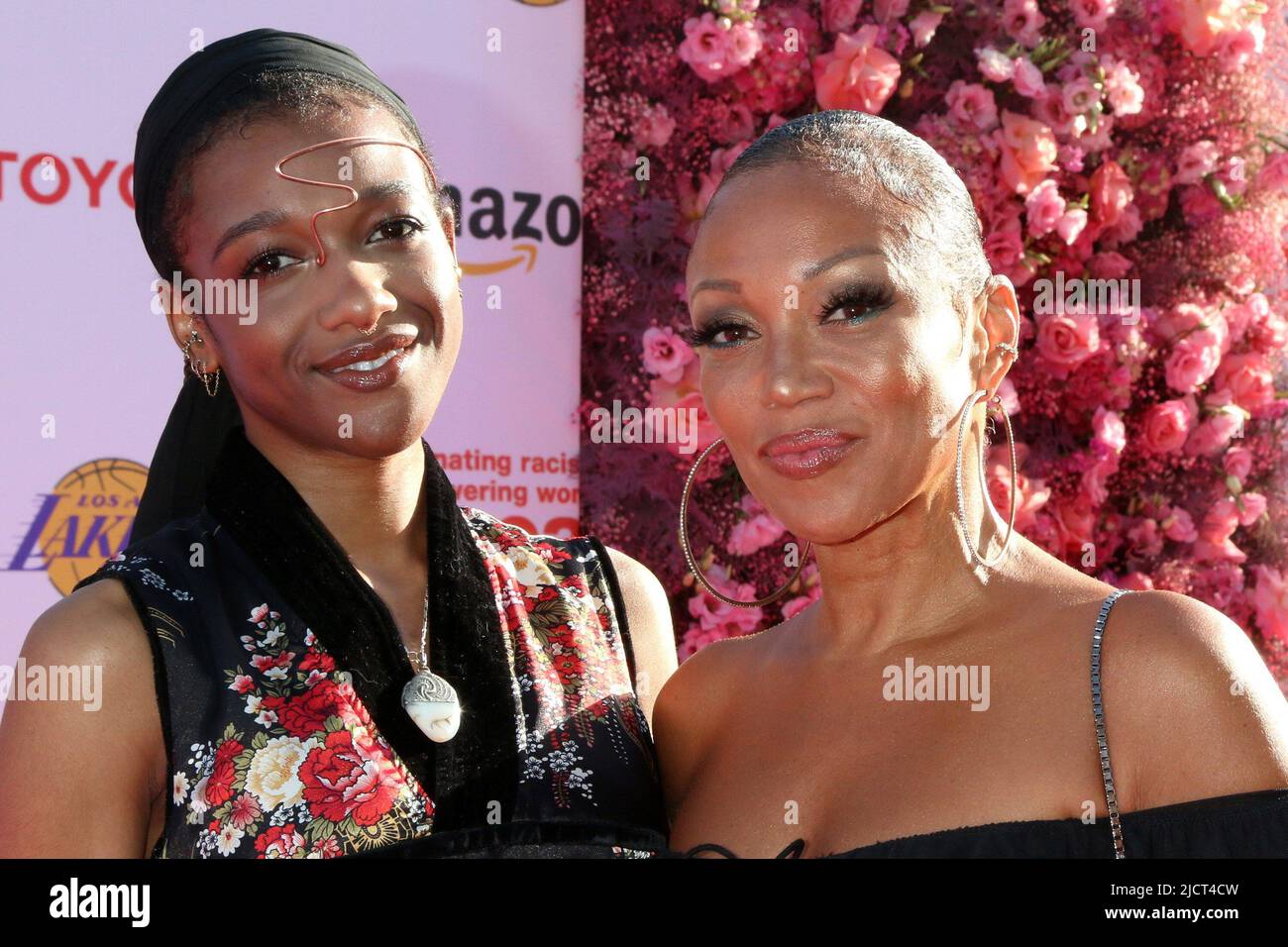 Inglewood, CA. 14th June, 2022. Sophia Hardison, Chante Moore at arrivals for YWCA Phenomenal Woman Awards Celebration, SoFi Stadium YouTube Theater, Inglewood, CA June 14, 2022. Credit: Priscilla Grant/Everett Collection/Alamy Live News Stock Photo