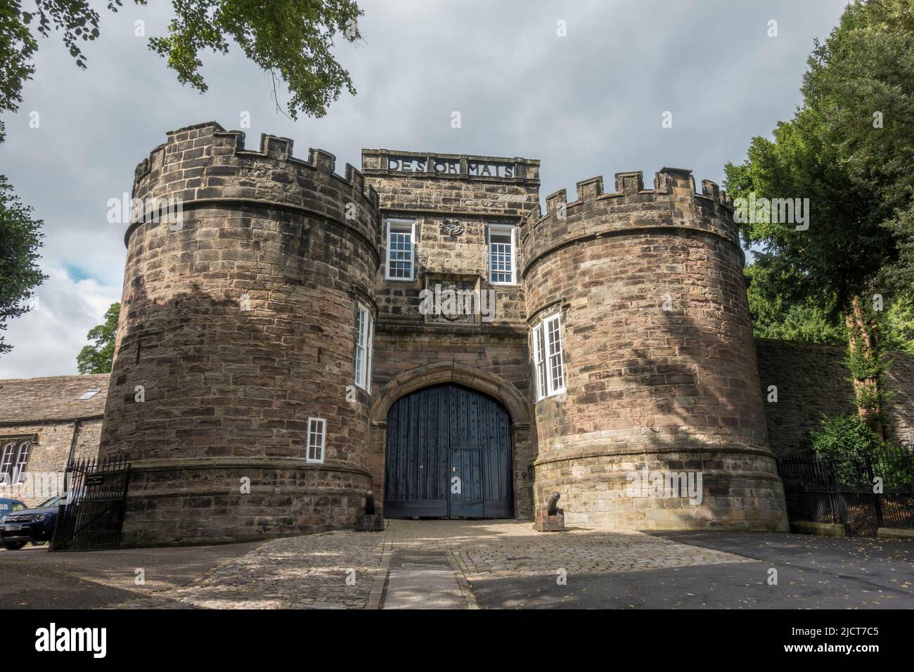 Skipton Castle gatehouse, built in 1090 by Robert de Romille, in the market town of Skipton, North Yorkshire, UK. Stock Photo