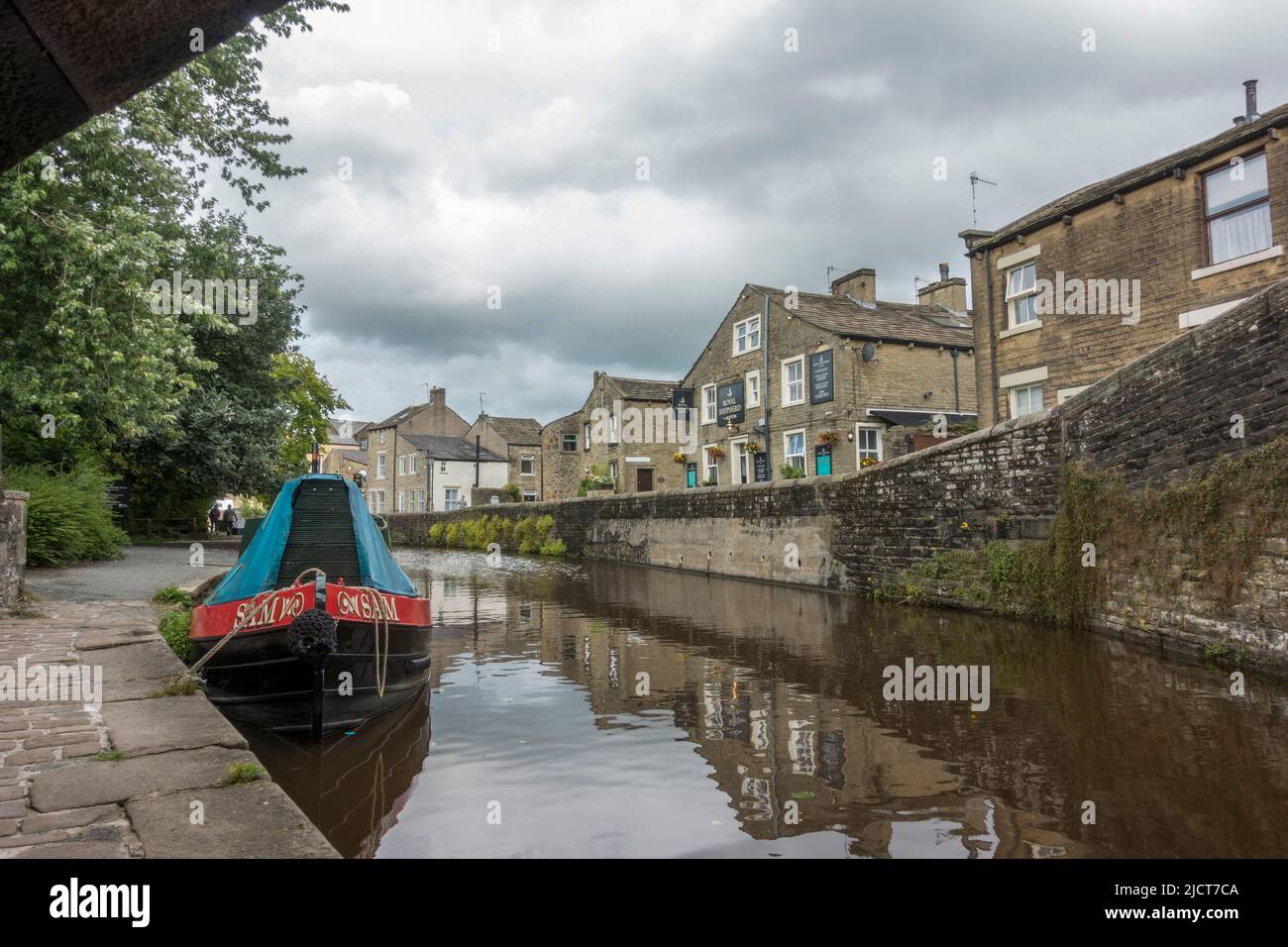 General view of the Leeds and Liverpool Canal near the Royal Shepherd of Skipton public house, Skipton, North Yorkshire, UK. Stock Photo