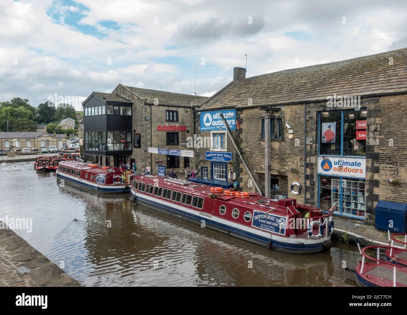 General view of boats on the Leeds and Liverpool Canal in the market town of Skipton, North Yorkshire, UK. Stock Photo