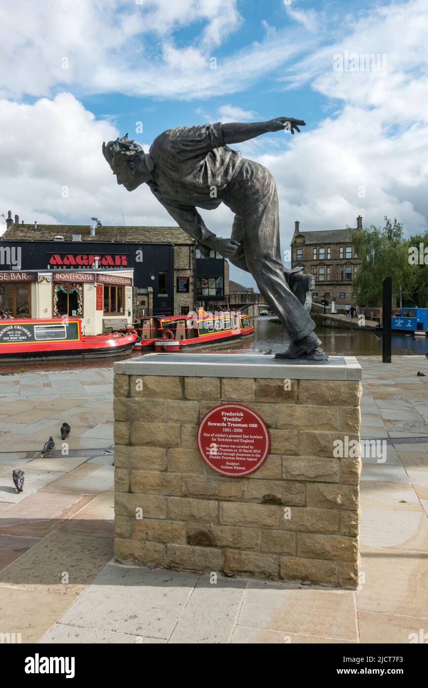 Frederick 'Freddie' Sewards Trueman statue by Graham Ibbeson in the market town of Skipton, North Yorkshire, UK. Stock Photo