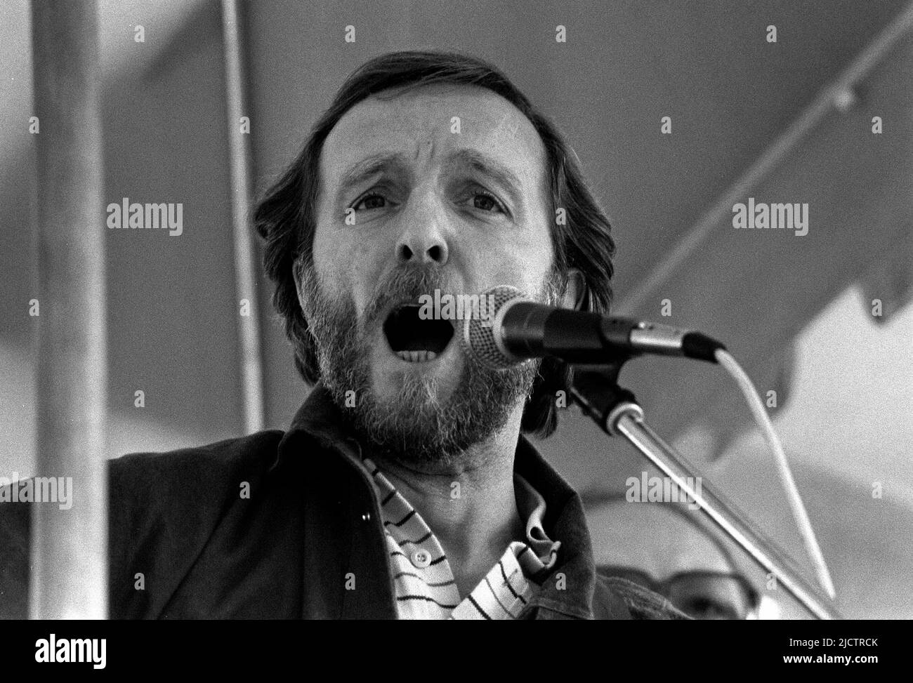Chansonnier guitar hi-res stock photography and images - Alamy