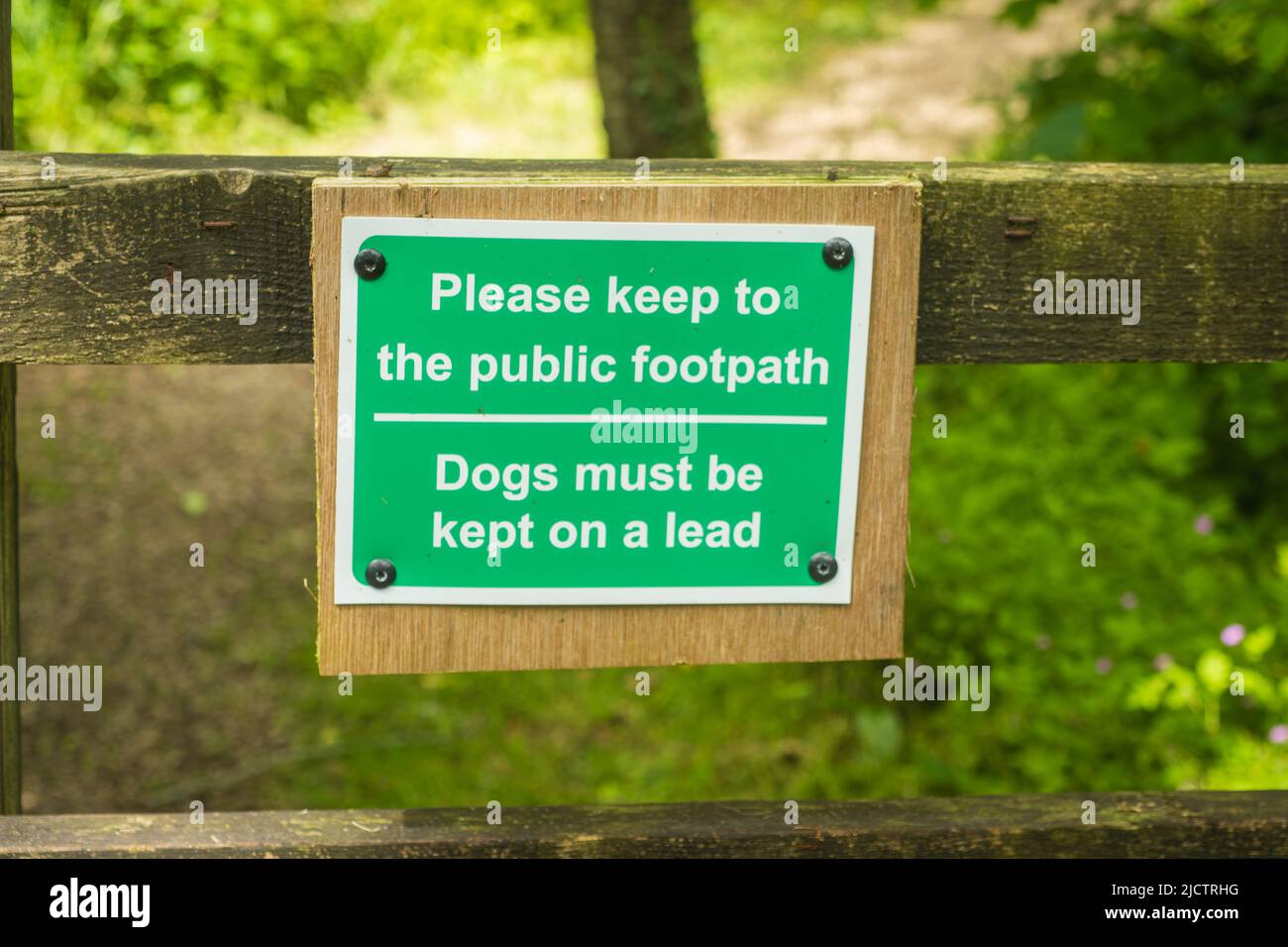 11.06.2022 Silverdale, Lancashire, UK. Dogs must be on a lead sign in the countryside Stock