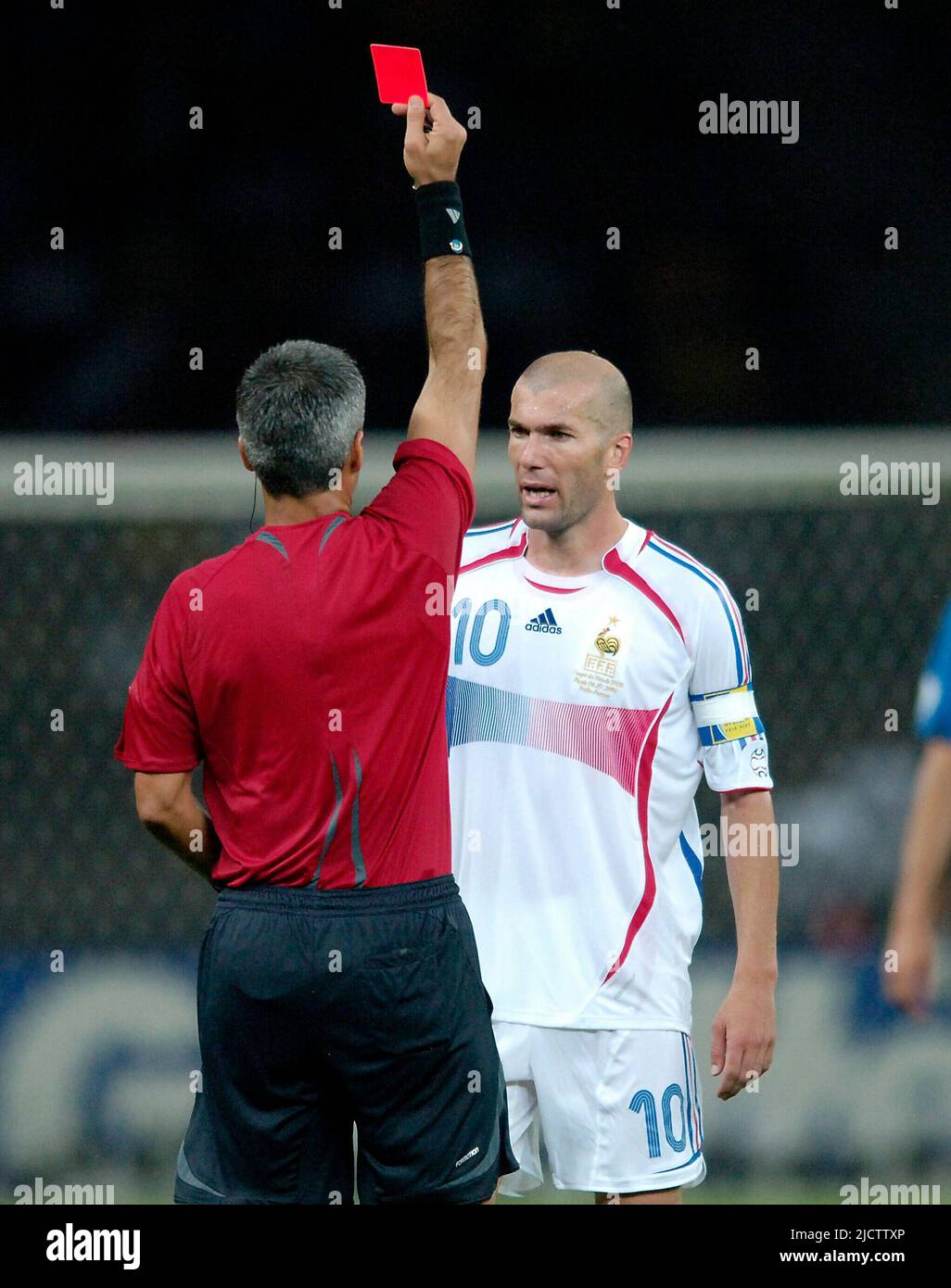 Zinedine ZIDANE will be 50 years old on June 23, 2022, referee Horacio ELIZONDO left. (ARG) shows Zinedine ZIDANE right. (FRA) the red card Final, Italy (ITA) - France (FRA) 6:4 on penalties, on July 9th, 2006 in Berlin; Soccer World Cup 2006 FIFA World Cup 2006, from 09.06. - 09.07.2006 in Germany Stock Photo