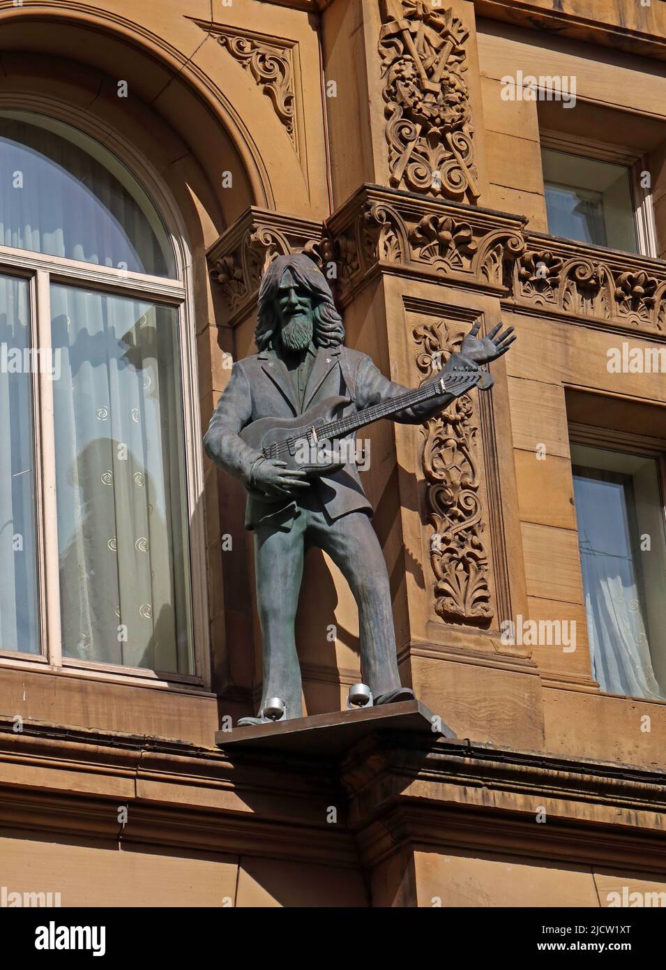 George Harrison -The Liverpool Beatle statues - The Fab Four, around outside of Hard Day's Night Hotel, Central Buildings, N John St, Liverpool L2 6RR Stock Photo