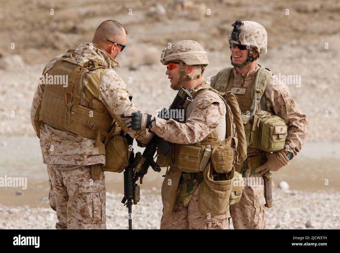 U.S. Marine Corps Sgt. Maj. James A. Deets (left), Sgt. Maj. of Regimental Combat Team 6 (RCT 6), shakes the hand of 1st Battalion, 8th Marine Regimen Stock Photo