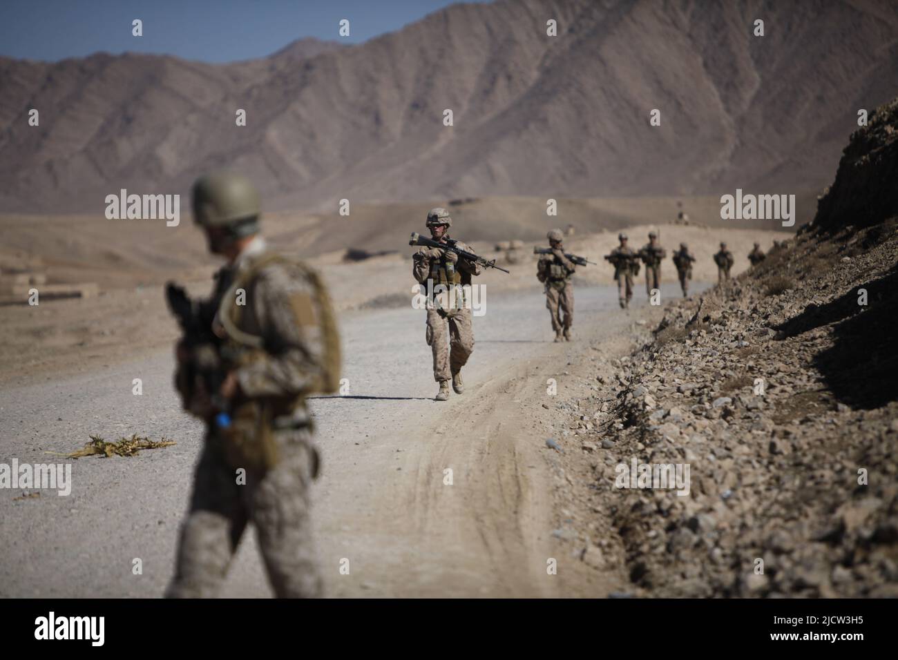 U.S. Marines with Weapons Company, 1st Battalion, 8th Marine Regiment ...