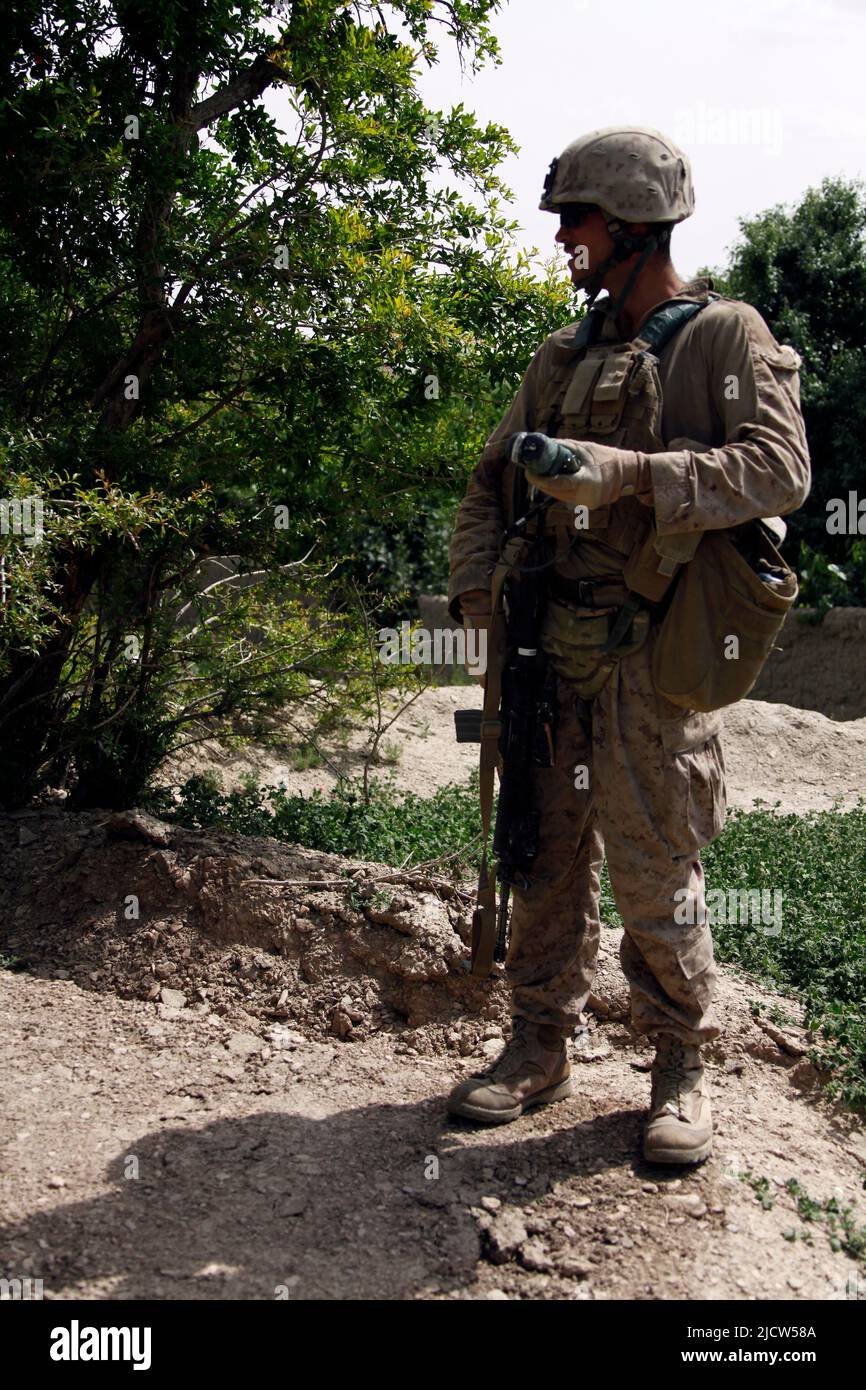 U.S. Marine Corps Lance Cpl. Jason Kelleher with 1st Combat Engineer Battalion, 1st Marine Expeditionary Forces Forward, prepares a drop charge to des Stock Photo