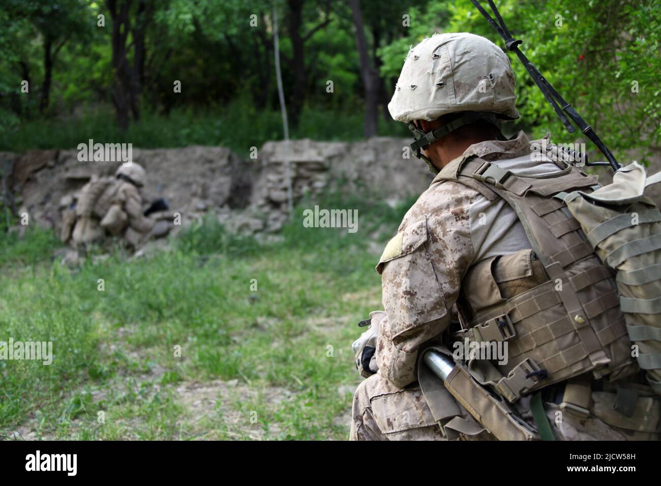 U.S. Marine Corps Sgt. Steven Cheek (right), 2nd squad leader with 1st Battalion, 8th Marine Division, Regimental Combat Team 6, watches Lance Cpl. Ja Stock Photo