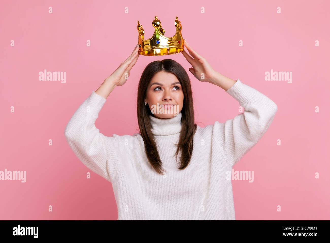 Girl wearing crown brunette hi-res stock photography and images - Alamy