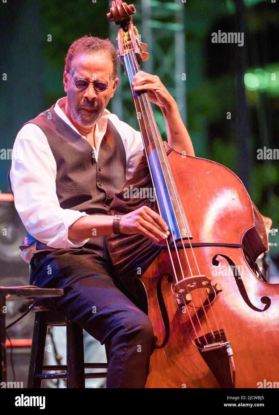 June 15, 2022, Wilmington, Delaware, U.S: June15, 2022, Wilmington DE- 5 time Grammy Winner, jazz bassist, STANLEY CLARKE, in concert at the Clifford Brown Jazz Festival held in the historic Rodney Square in Wilmington Delaware (Credit Image: © Ricky Fitchett/ZUMA Press Wire) Stock Photo