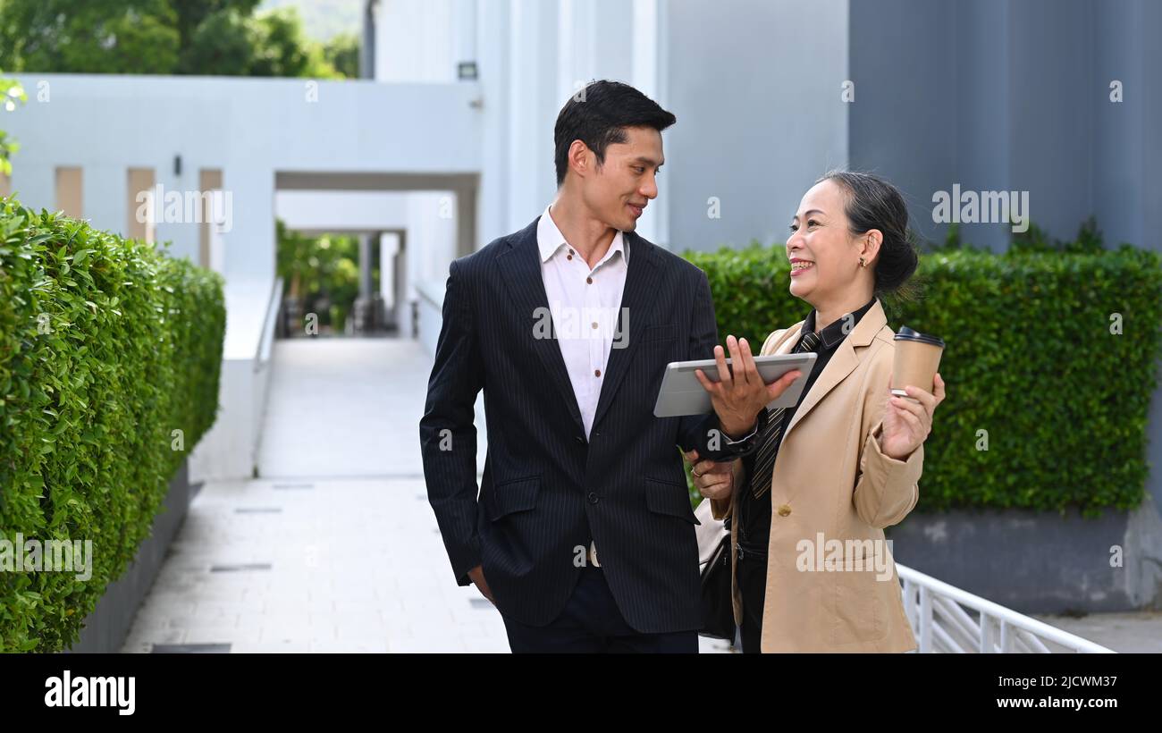 Business people walking outside hi-res stock photography and images - Alamy