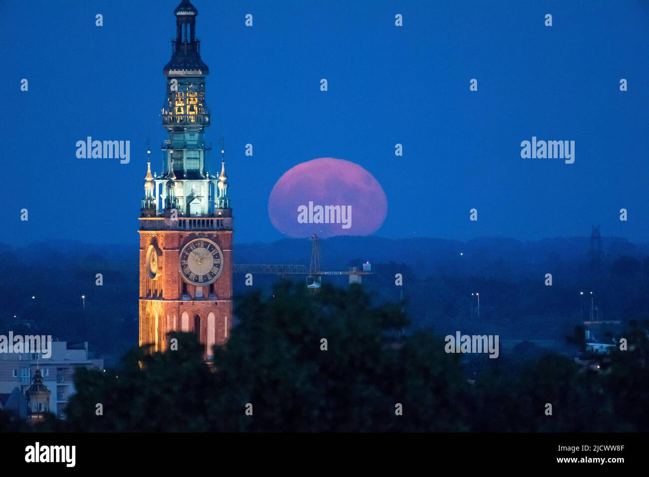 Strawberry moon in Poland. June 14th 2022 © Wojciech Strozyk / Alamy