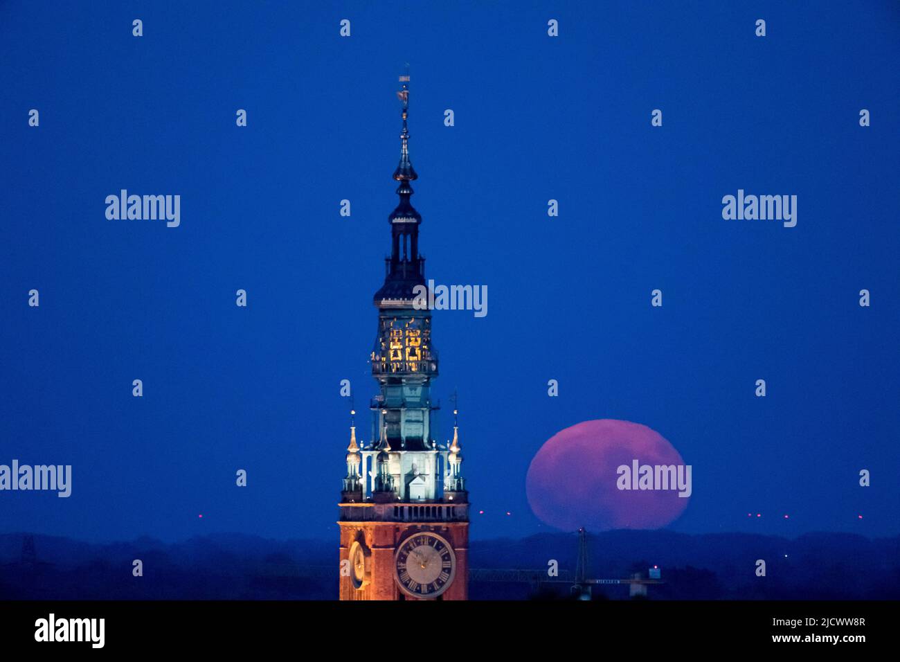 Strawberry moon in Poland. June 14th 2022 © Wojciech Strozyk / Alamy