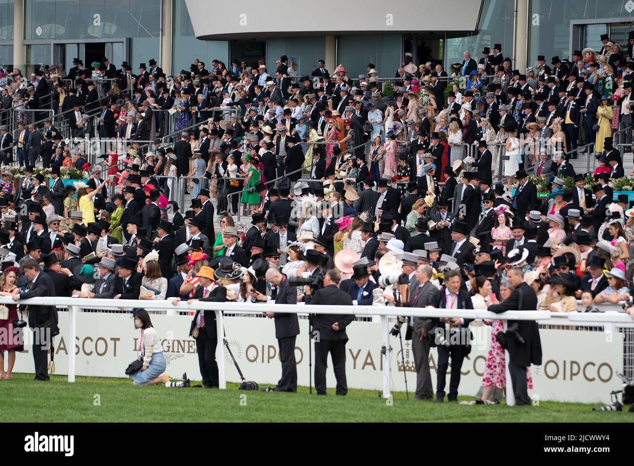 Royal ascot 2022 racegoers hi-res stock photography and images - Alamy