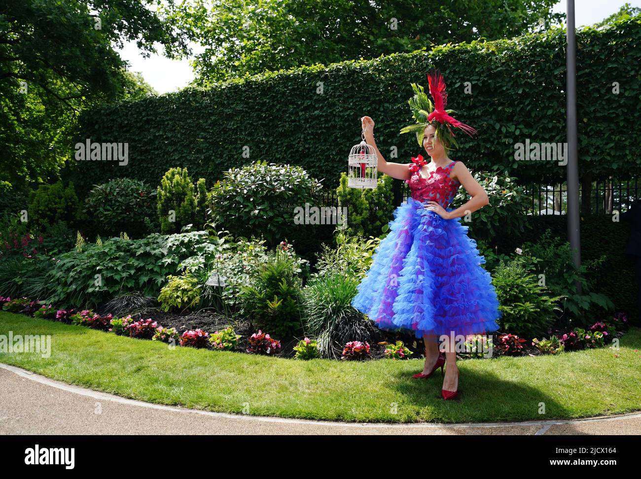 Royal ascot ladies day 2022 hat hi-res stock photography and images - Alamy