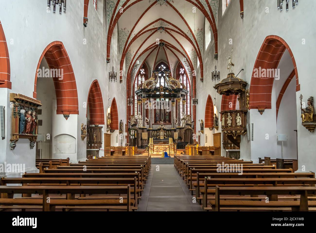Innenraum der Basilika St. Martin in Bingen am Rhein, Rheinland-Pfalz, Welterbe Oberes Mittelrheintal, Deutschland   |  Interior of the Basilica of St Stock Photo