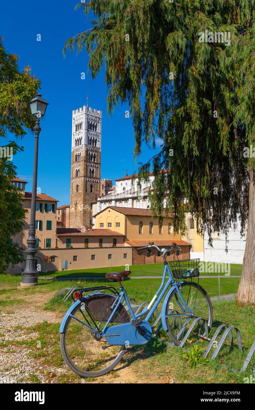 San Martino Duomo (St. Martin Cathedral), parked bicycle, Lucca, Tuscany, Italy, Europe Stock Photo