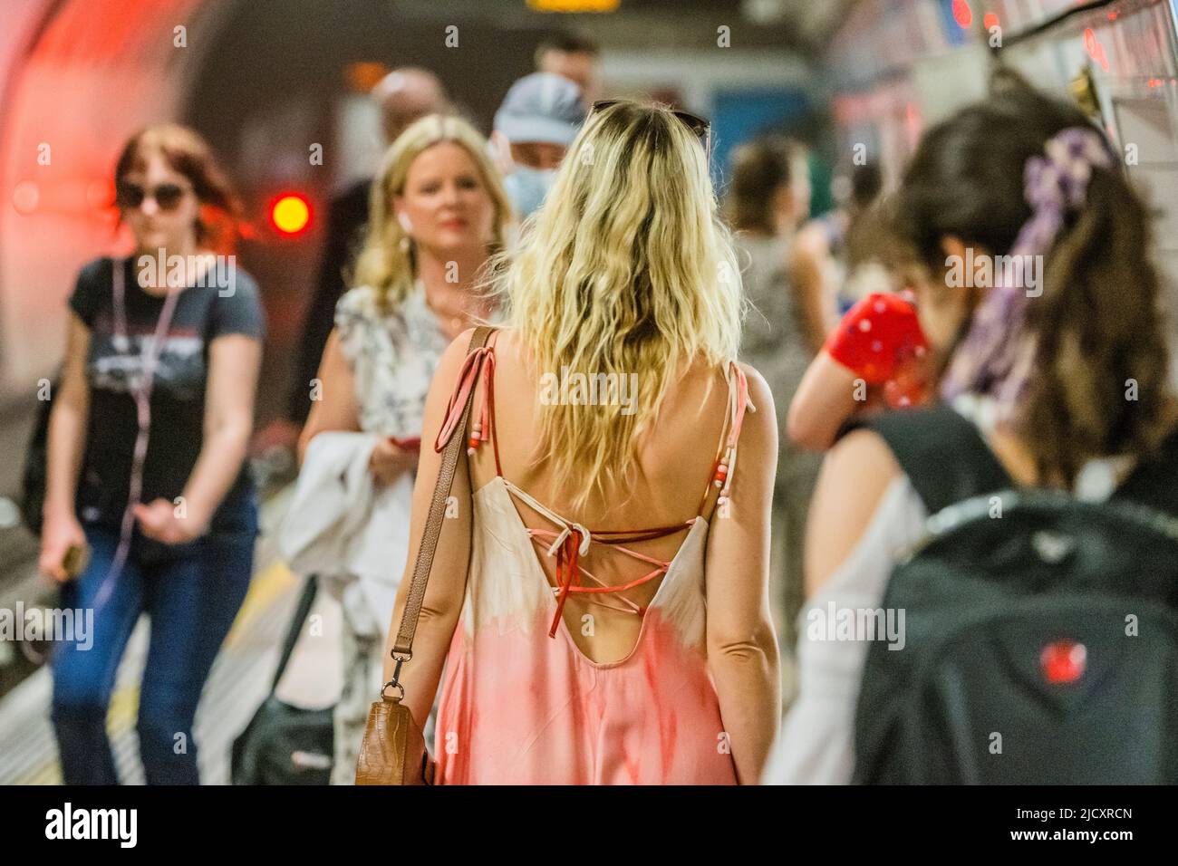 London, UK. 16th June, 2022. Summer dresses, sunhats and shorts - The heatwave weather makes life on the tube uncomfortable. Credit: Guy Bell/Alamy Live News Stock Photo