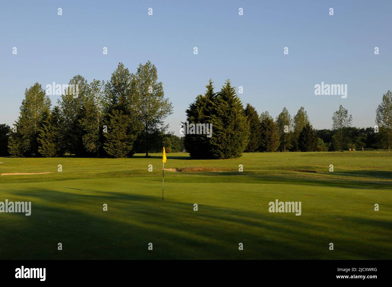 View of the 1st Green with yellow flag, Horne Park Golf Club, Horne, South Godstone, Surrey, England Stock Photo