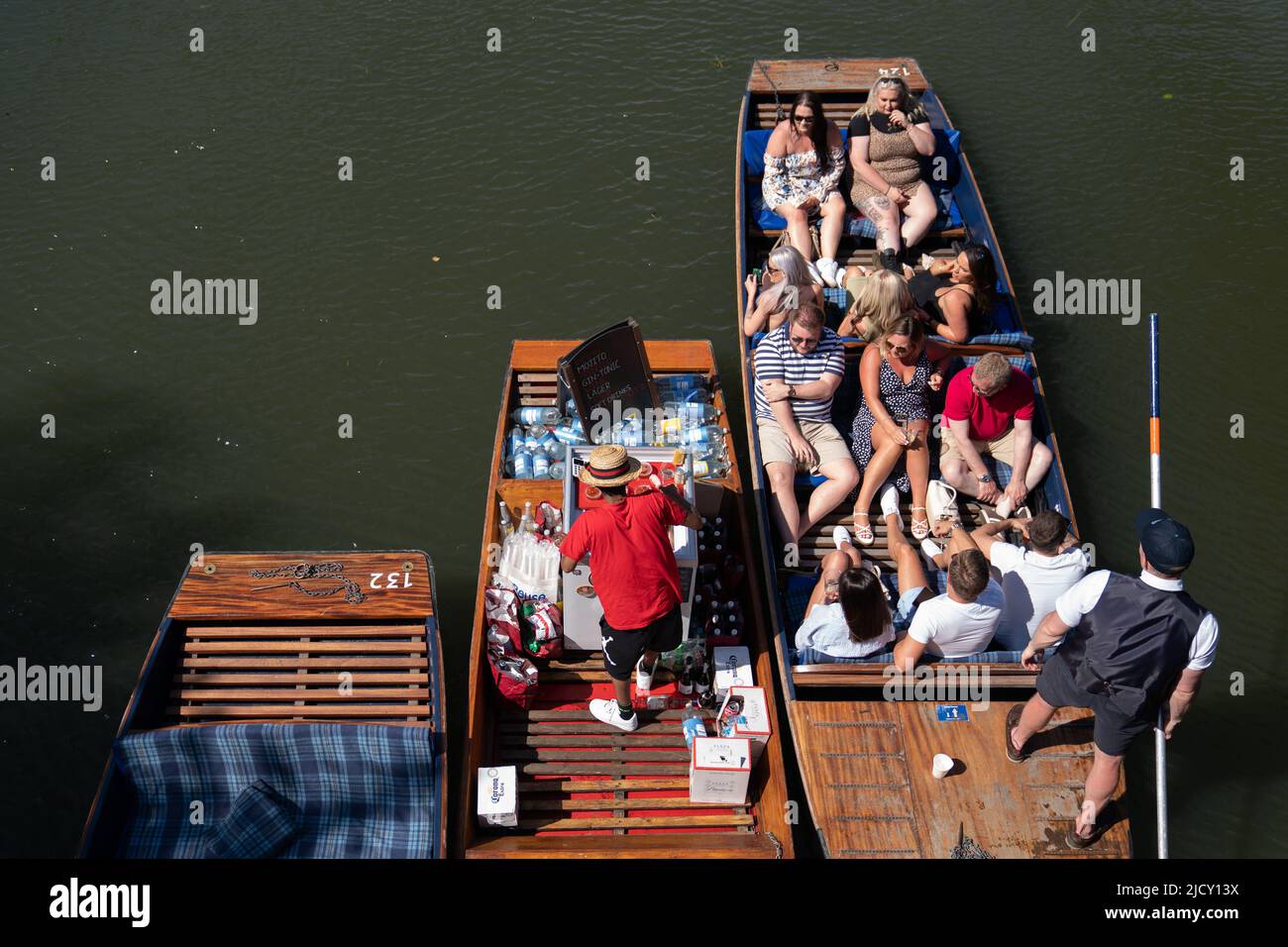 Drinks are served to people enjoying the hot weather as they punt along the River Cam in Cambridge. Picture date: Thursday June 16, 2022. Stock Photo