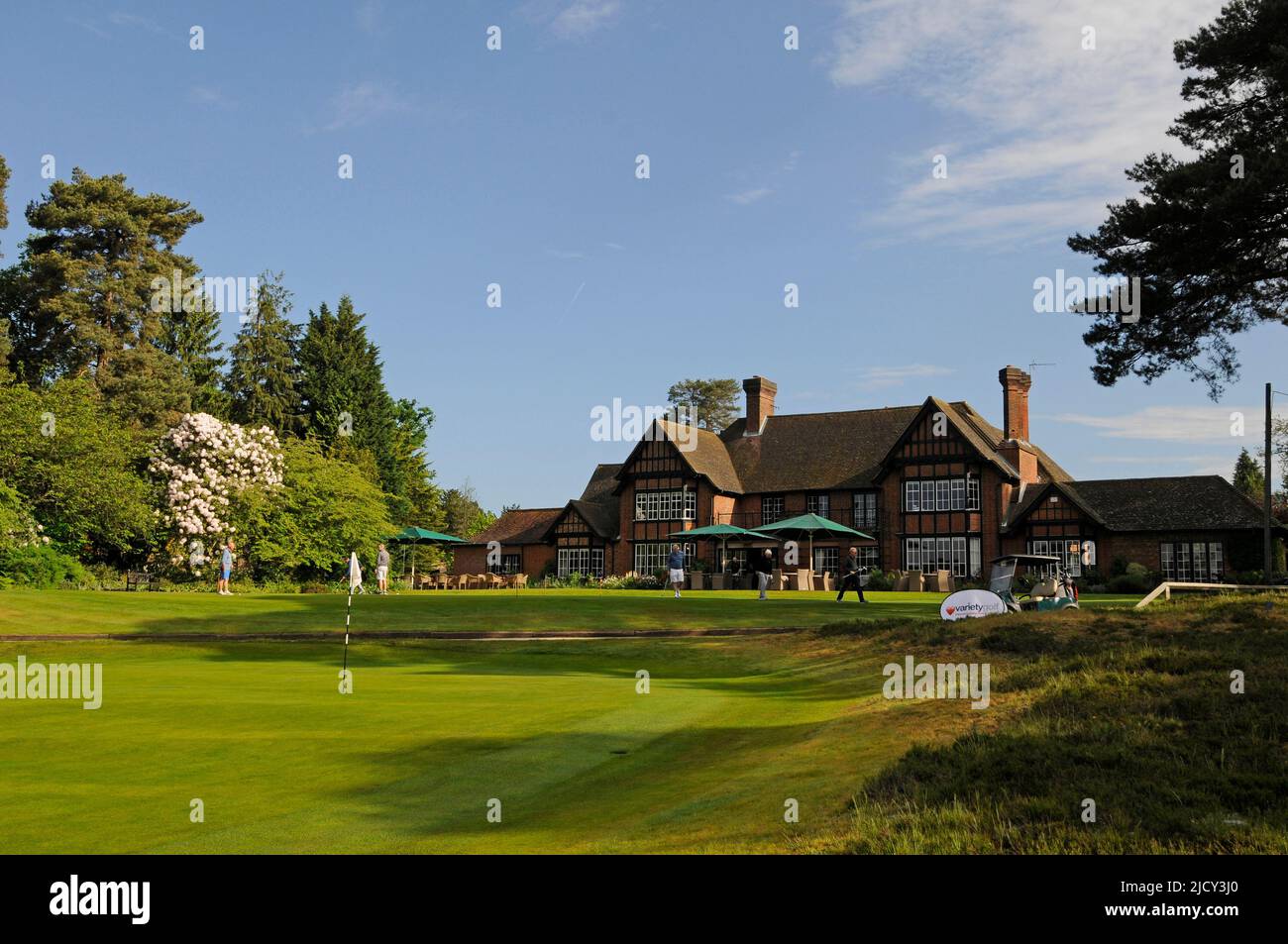18th Green and the Clubhouse, Swinley Forest Golf Club, Ascot, Berkshire, England Stock Photo