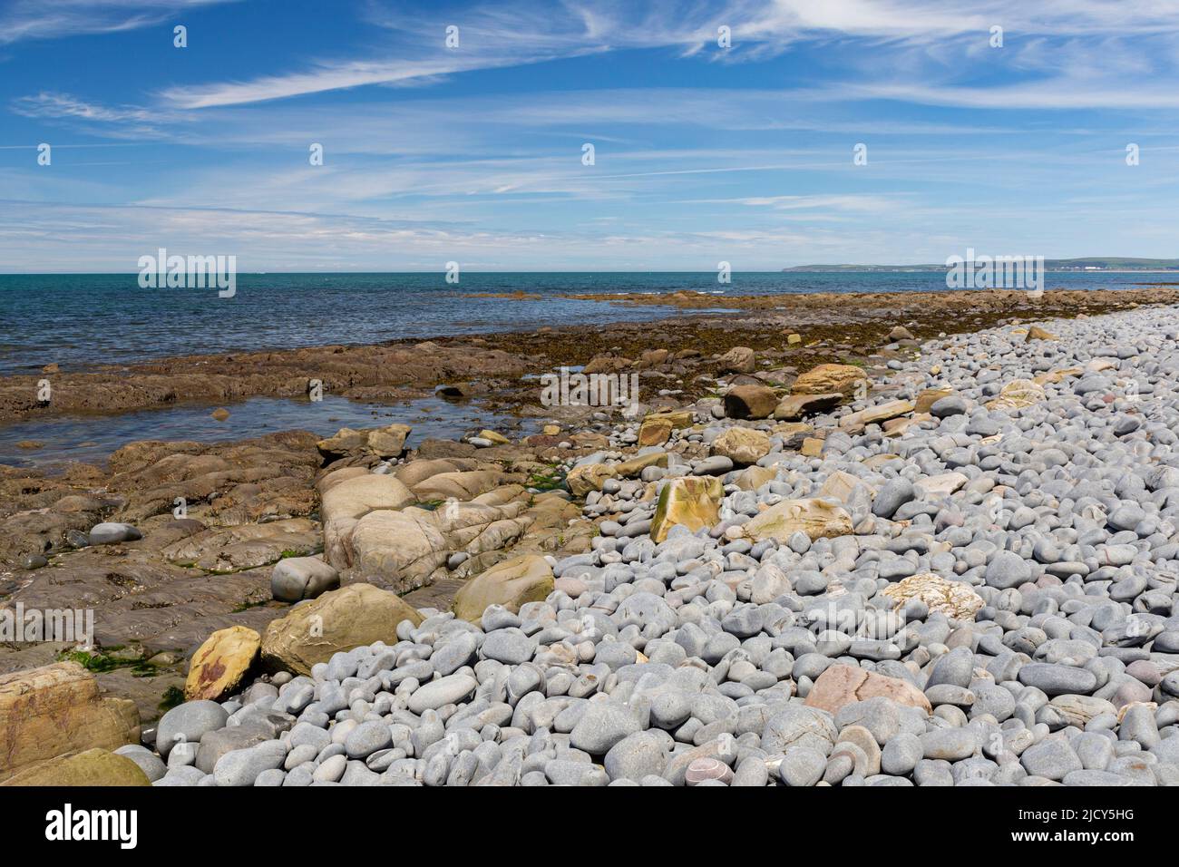 Scenic Sea View of Greencliff Beach, With Pebbles, Exposed Rocks and Coastal View Towards Croyde at Low Tide: Greencliff, Stock Photo