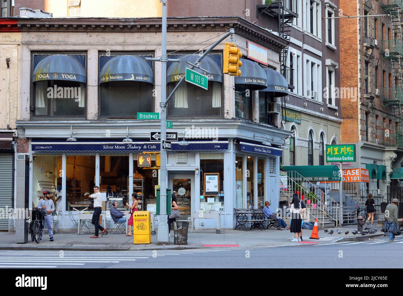 Silver Moon Bakery, 2740 Broadway. Life in Motion Yoga, 2744 Broadway. street scene on the corner of Broadway and W 105th St, New York. Stock Photo