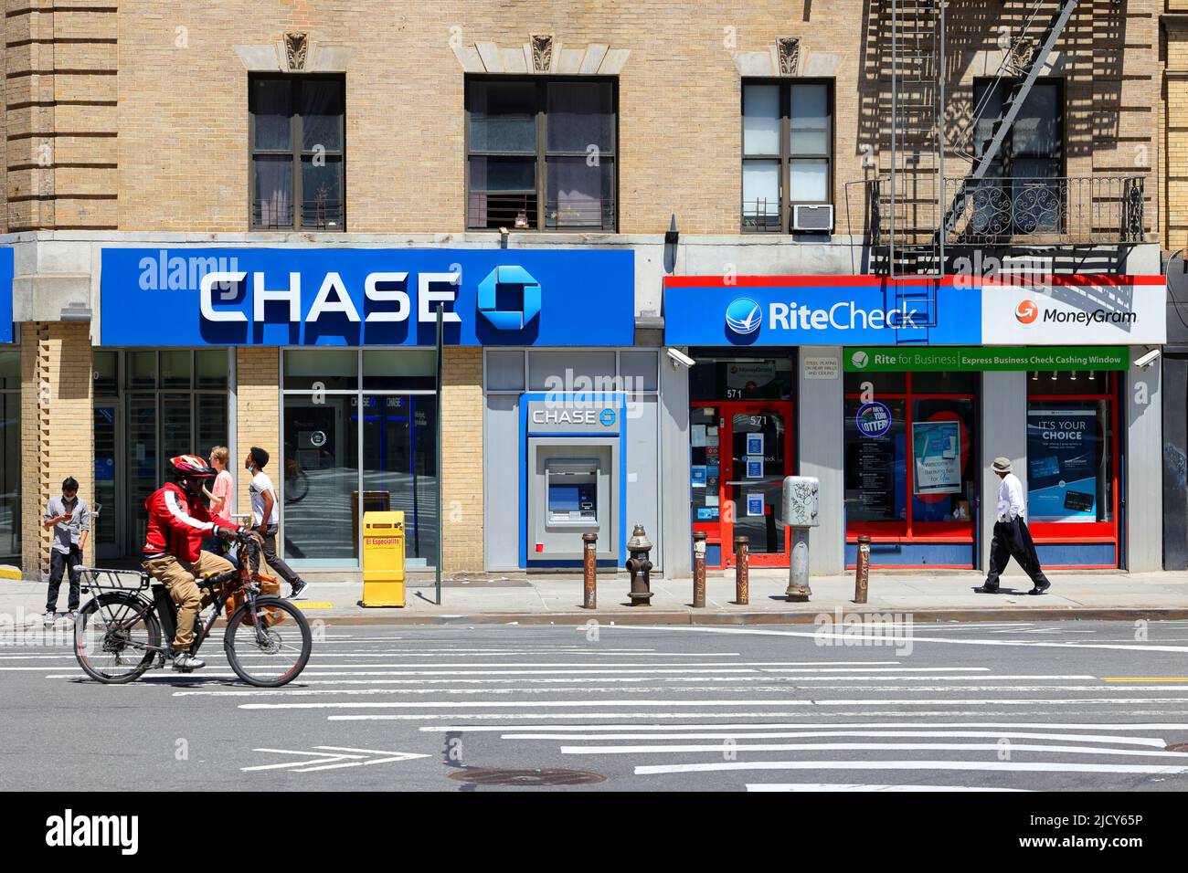 Chase Bank, 3200 Broadway, RiteCheck, 571 W 125th St, New York, NY. a check cashing business and lotto agent next to a bank branch in Harlem Stock Photo