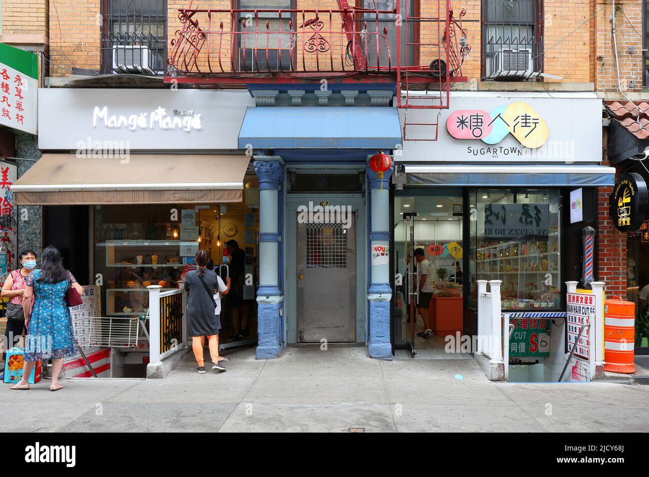 Mango Mango Dessert, Sugar Town, 63 Bayard St, New York, NYC storefront photo of a dessert cafe and candy store in Manhattan Chinatown. Stock Photo