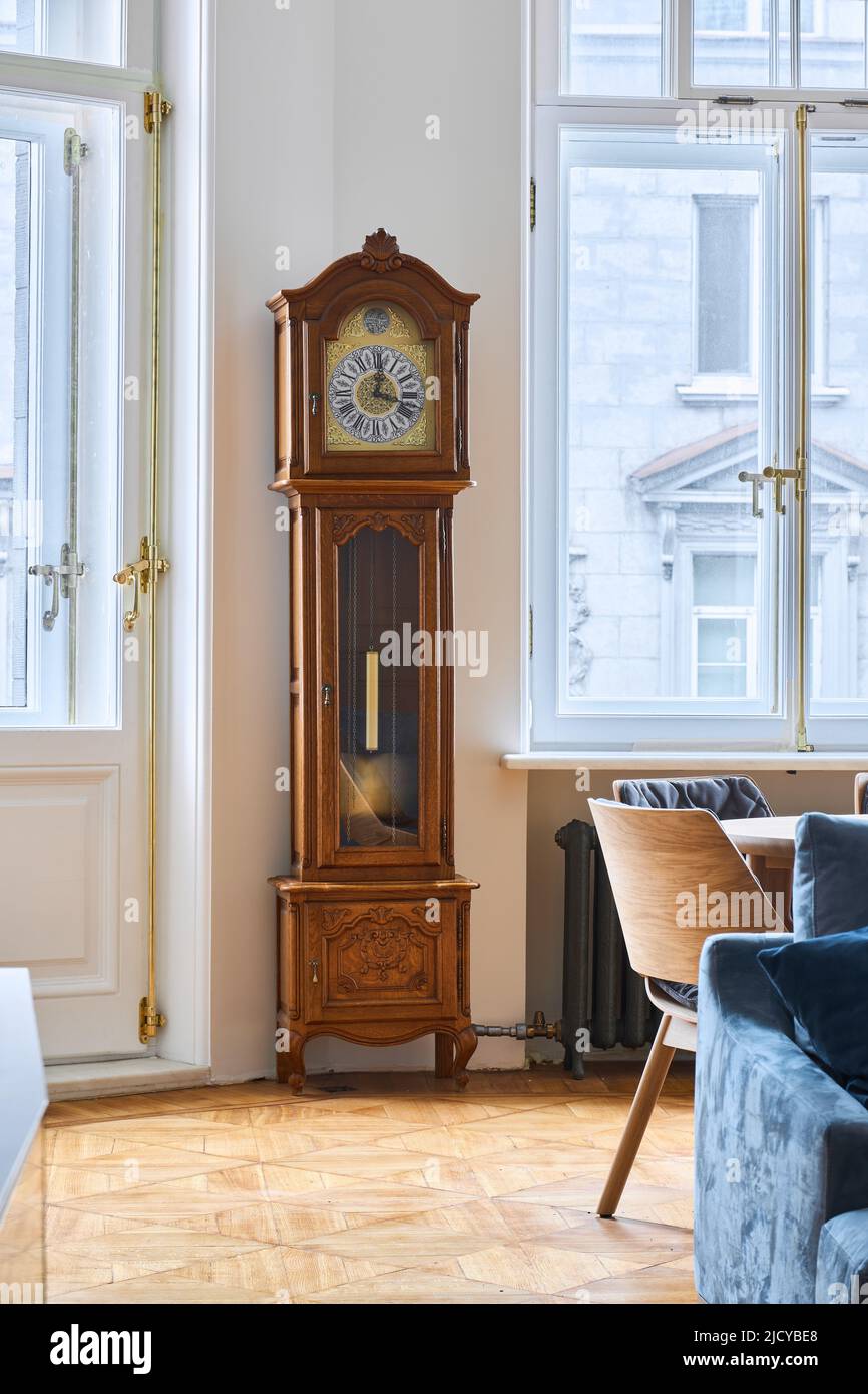 Pendulum clock antique hires stock photography and images Alamy