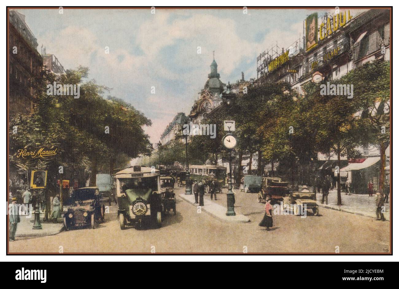 Vintage Paris Postcard 1890s chromolithograph of the Boulevard des Italiens, with Mercedes Autobus in foreground. Paris France. Lively Boulevard des Italiens (buses, cars, vans, passers-by) seen from the Drouot crossroads towards the west with, on the left, the end of the rue de Richelieu and on the right the dome with the lantern of the old Café Riche (n° 16, at the corner of rue Le Peletier n° 1). Vehicle: public transport bus, line E, of the Mercedes manufacture with the three pointed star symbol Stock Photo