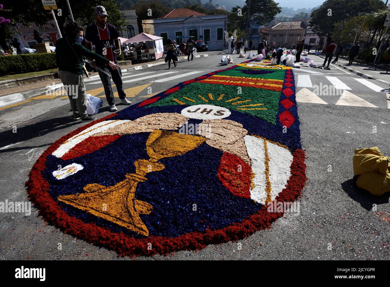 Traditional sawdust carpet with images linked to the Catholic church that celebrates the Corpus Christi holiday in the city of Santana de Paranaíba, this Thursday, June 16, 2022. Credit: Brazil Photo Press/Alamy Live News Stock Photo