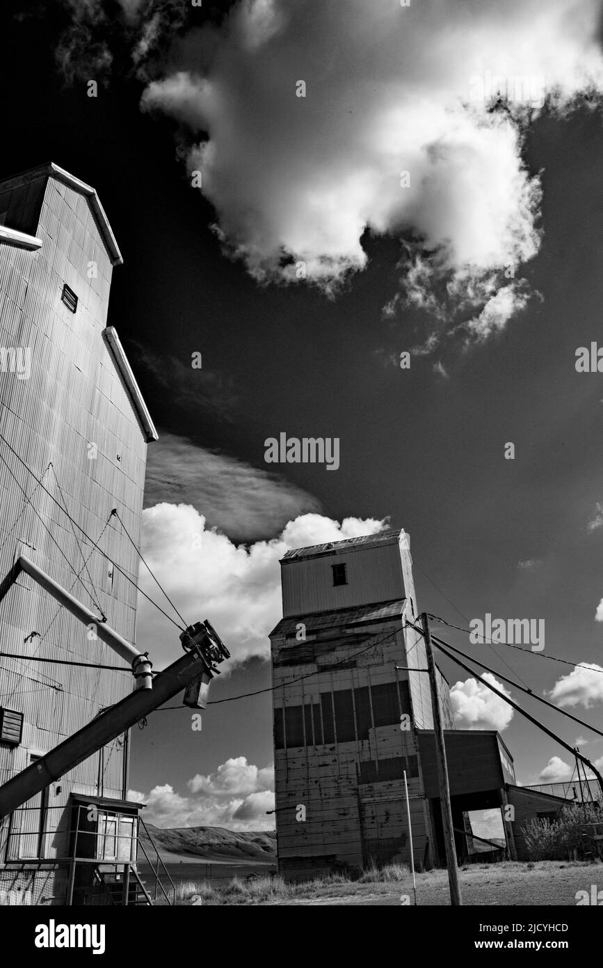 Highwood Montana, abandoned grain elevators Stock Photo Alamy