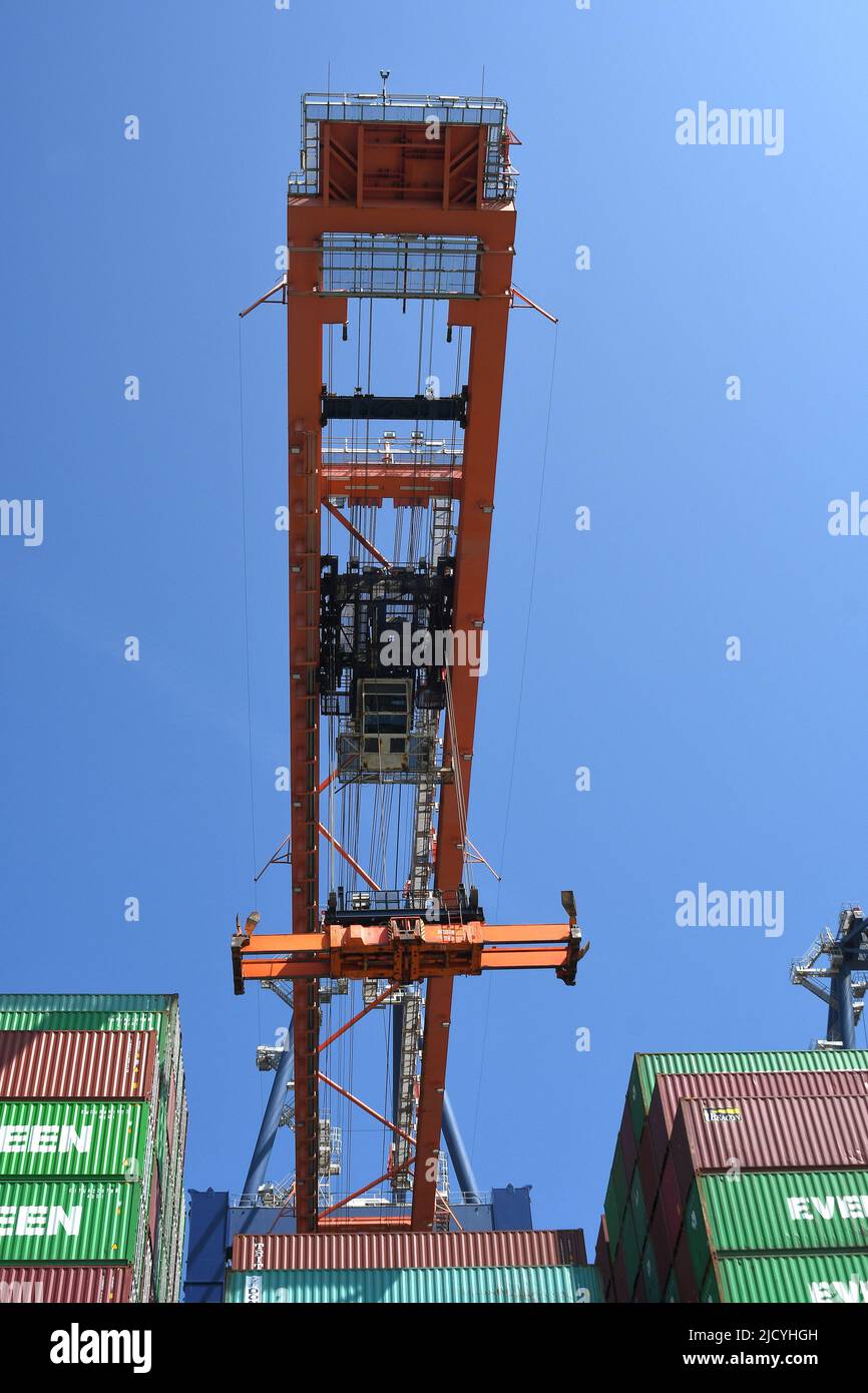 OVERHEAD CRANE FOR LOADING AND UNLOADING CONTAINERS FROM A SHIP. Stock Photo