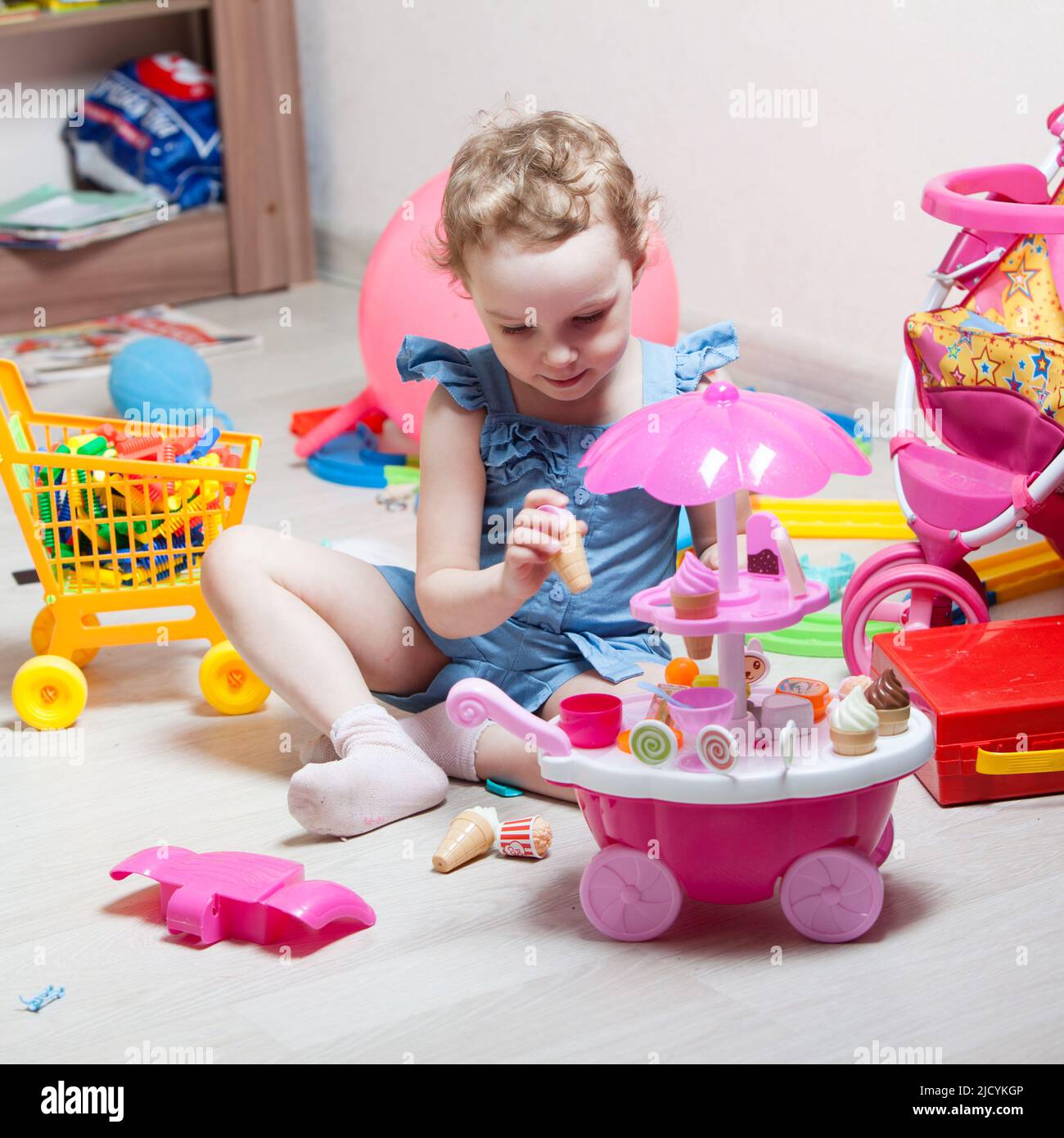 Девочка играет в школу с игрушками. Девочки играют. Игрушки для маленькой девочки. Девочки играющие с игрушками. Мишка для детей.