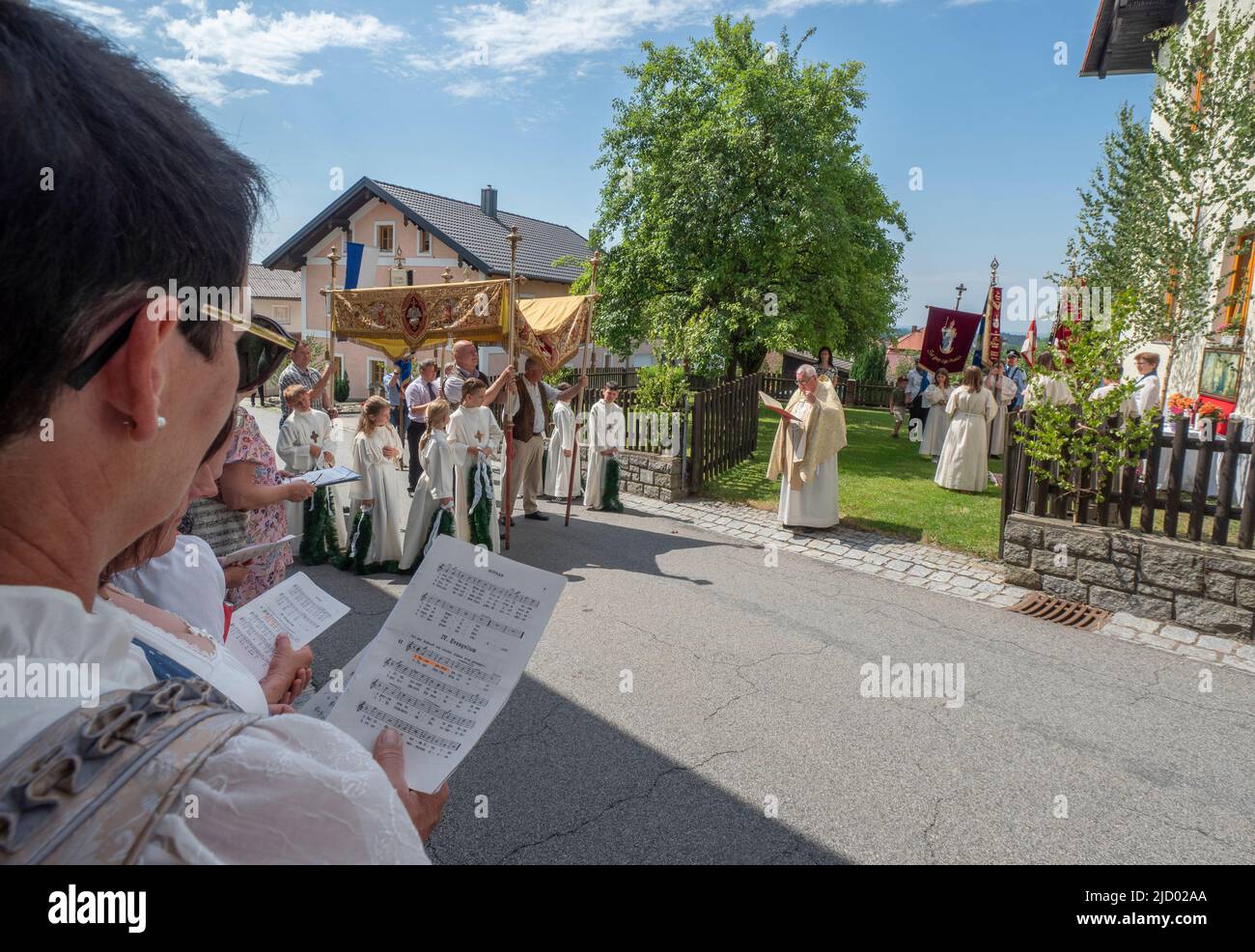 Garham Bavaria, Germany. 16th June, 2022. Members of the church choir sing ...