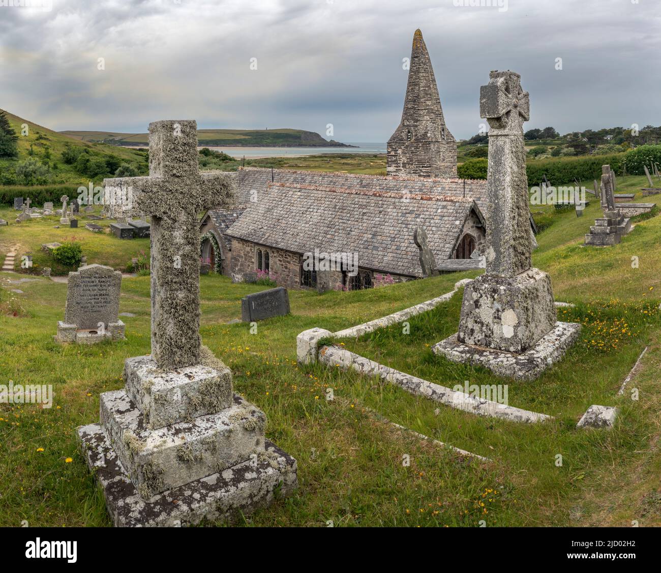 The picturesque Church of St. Enodoc is situated in the sand dunes east of Daymer Bay and Brea Hill on the banks of the River Camel. Wind-driven sand Stock Photo