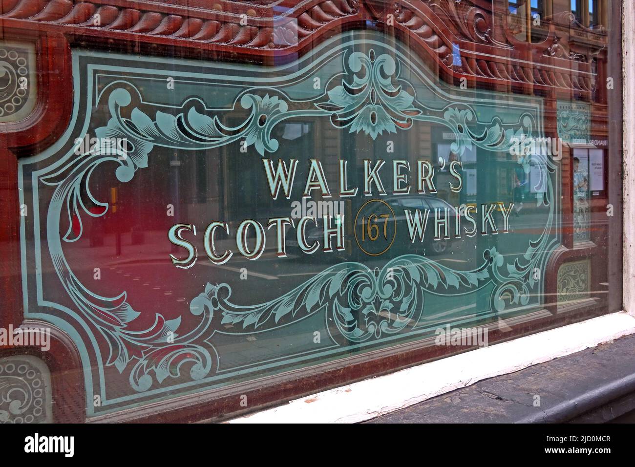 Classic Liverpool pub etched windows - Walkers Scotch Whisky,  The Lion Tavern, 67 Moorfields, Liverpool, Merseyside, England, UK, L2 2BP Stock Photo