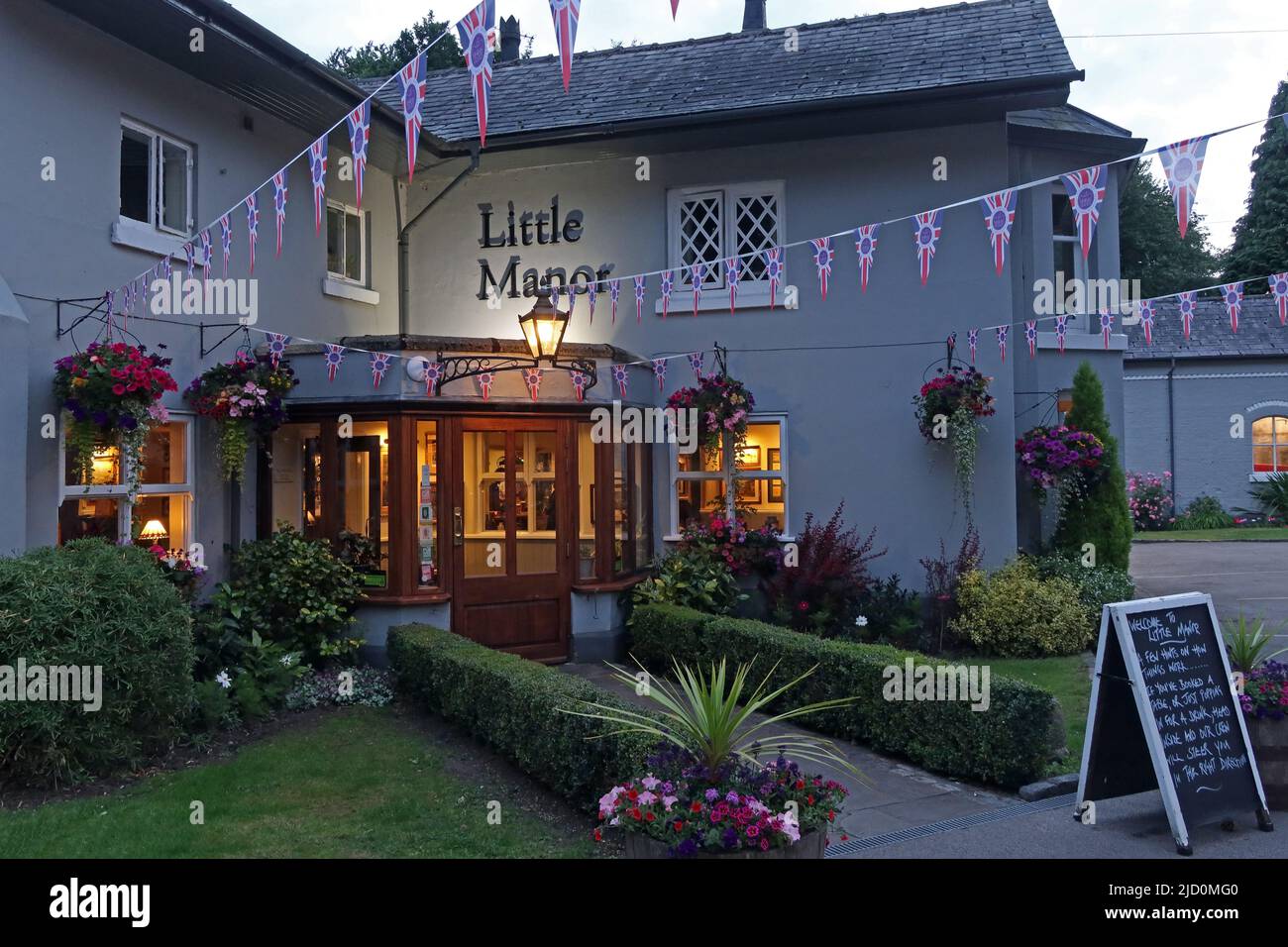 Dusk at The Little Manor Pub, Bell Lane, Thelwall, Warrington, Cheshire, England, UK, WA4 2SX Stock Photo