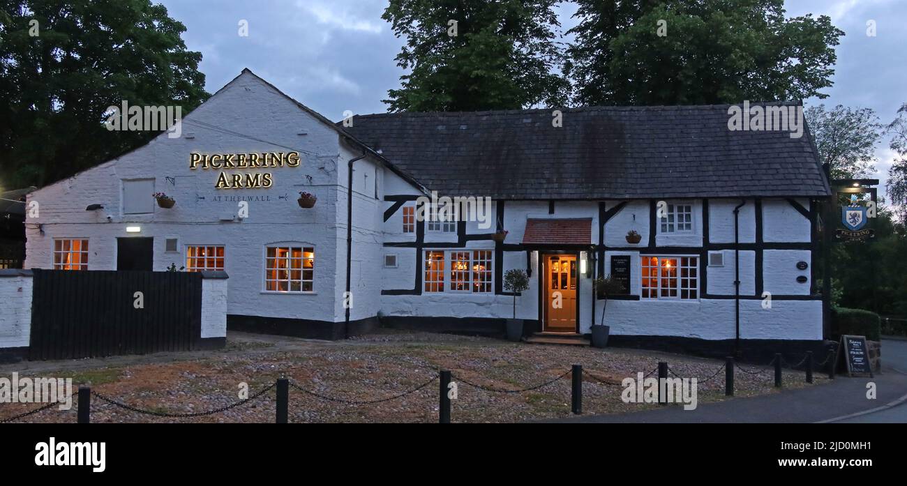 The Pickering Arms 17th c pub at dusk, Bell Lane, Thelwall village, Warrington, Cheshire, England, UK, WA4 2SU Stock Photo